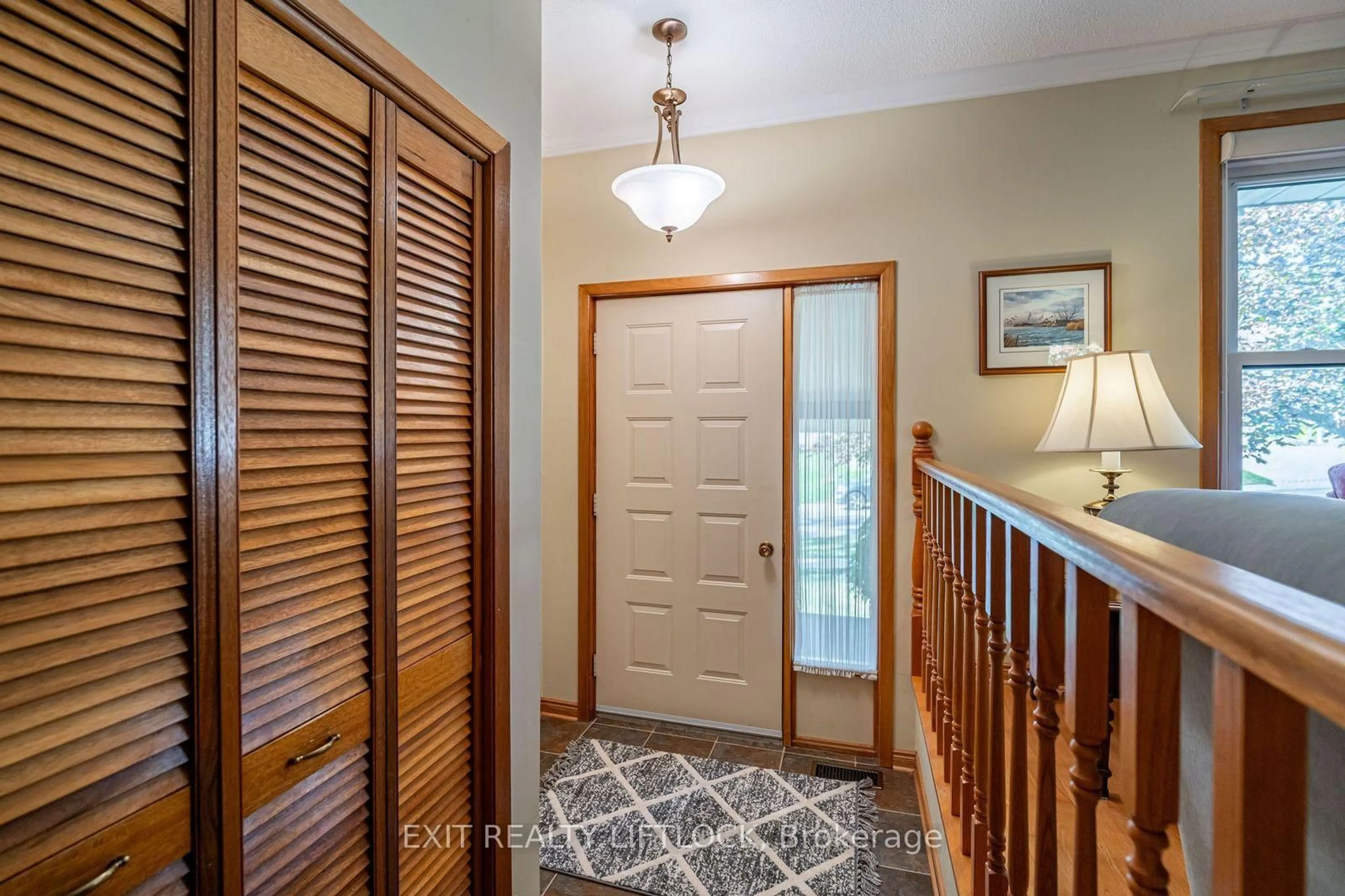Indoor entryway for 962 Golfview Rd, Peterborough Ontario K9J 7W4