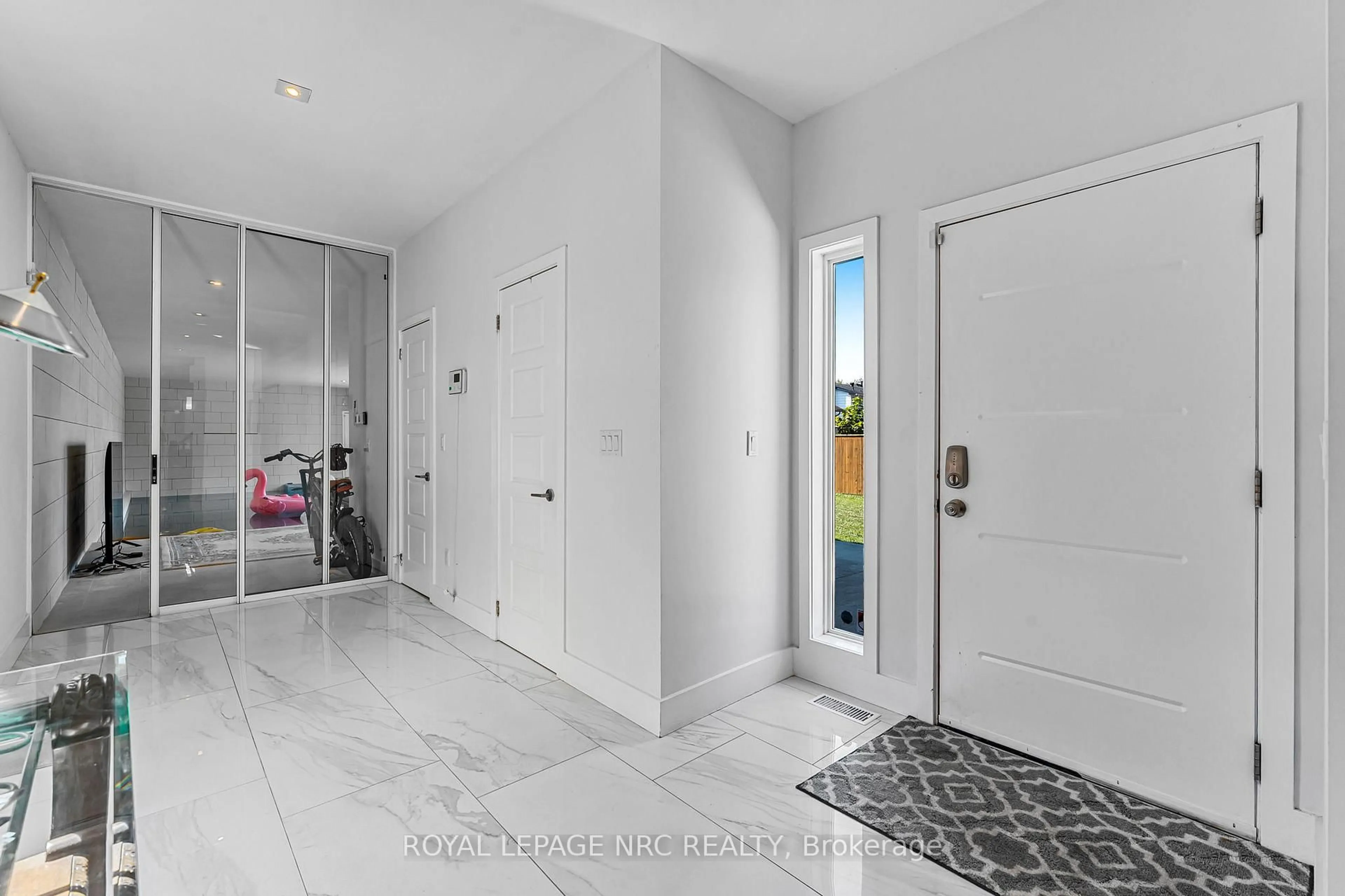 Indoor entryway for 888 Edgemere Rd, Fort Erie Ontario L2A 1A8