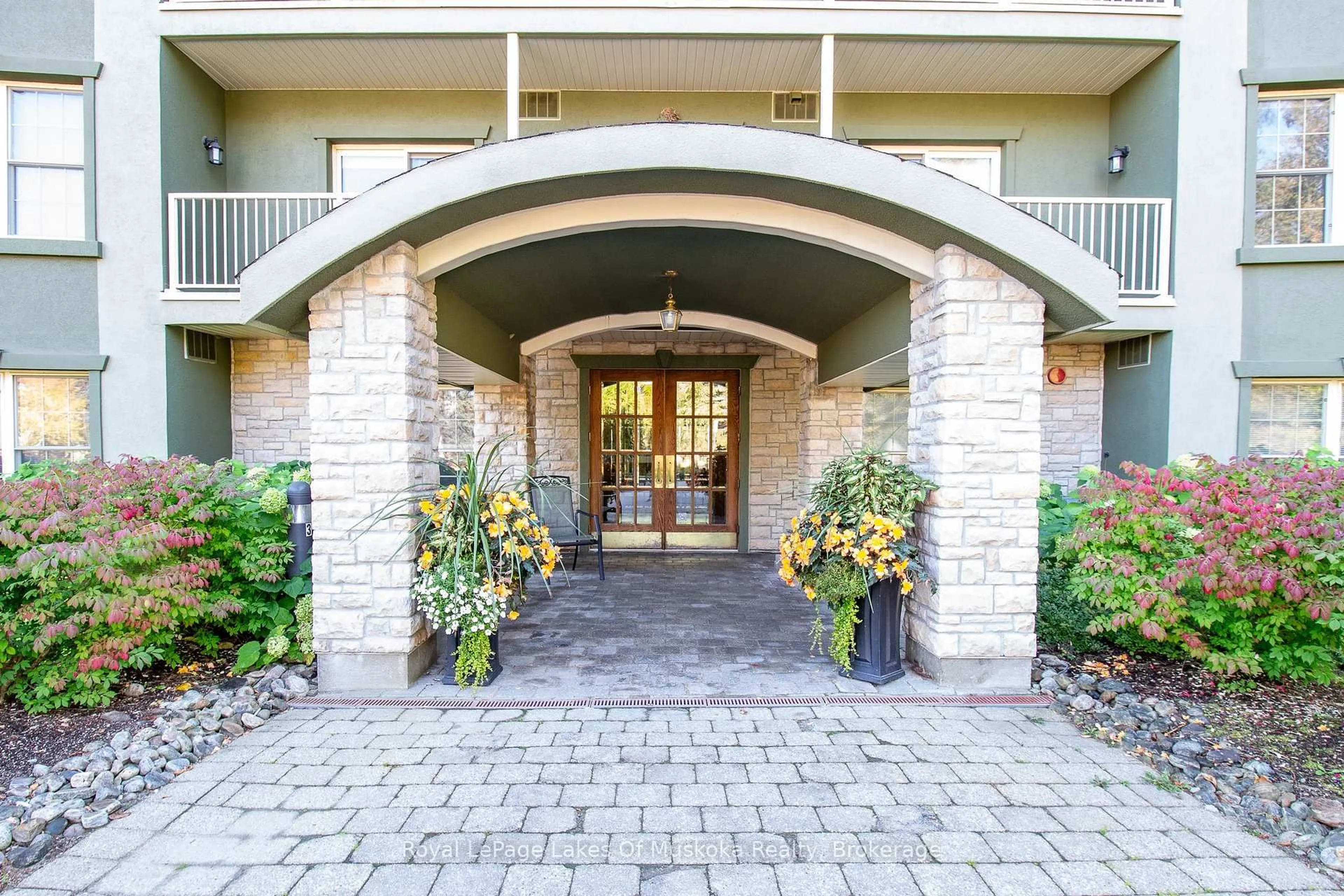 Indoor entryway for 24 Ontario St #110, Bracebridge Ontario P1L 2H5