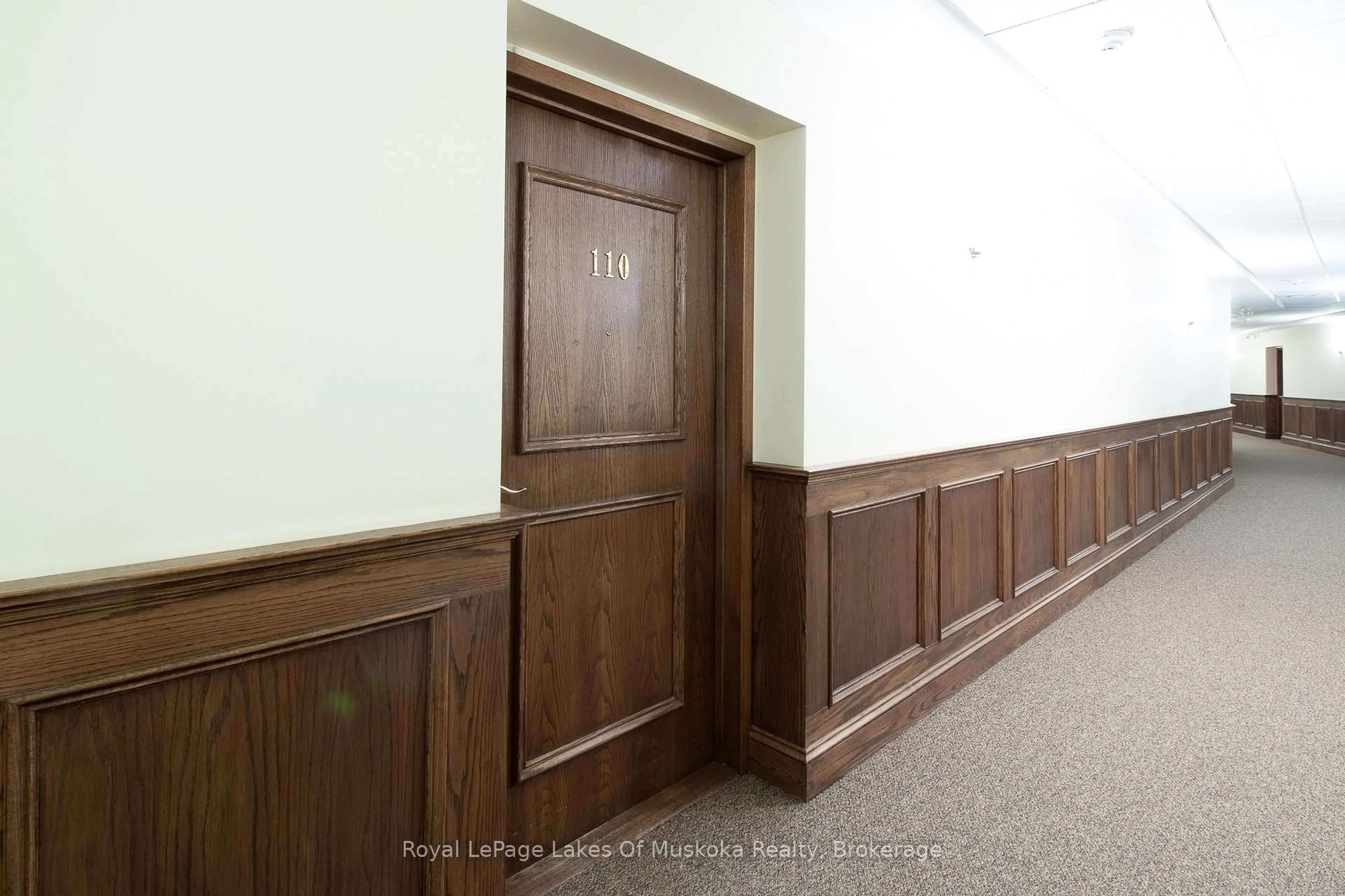Indoor foyer for 24 Ontario St #110, Bracebridge Ontario P1L 2H5