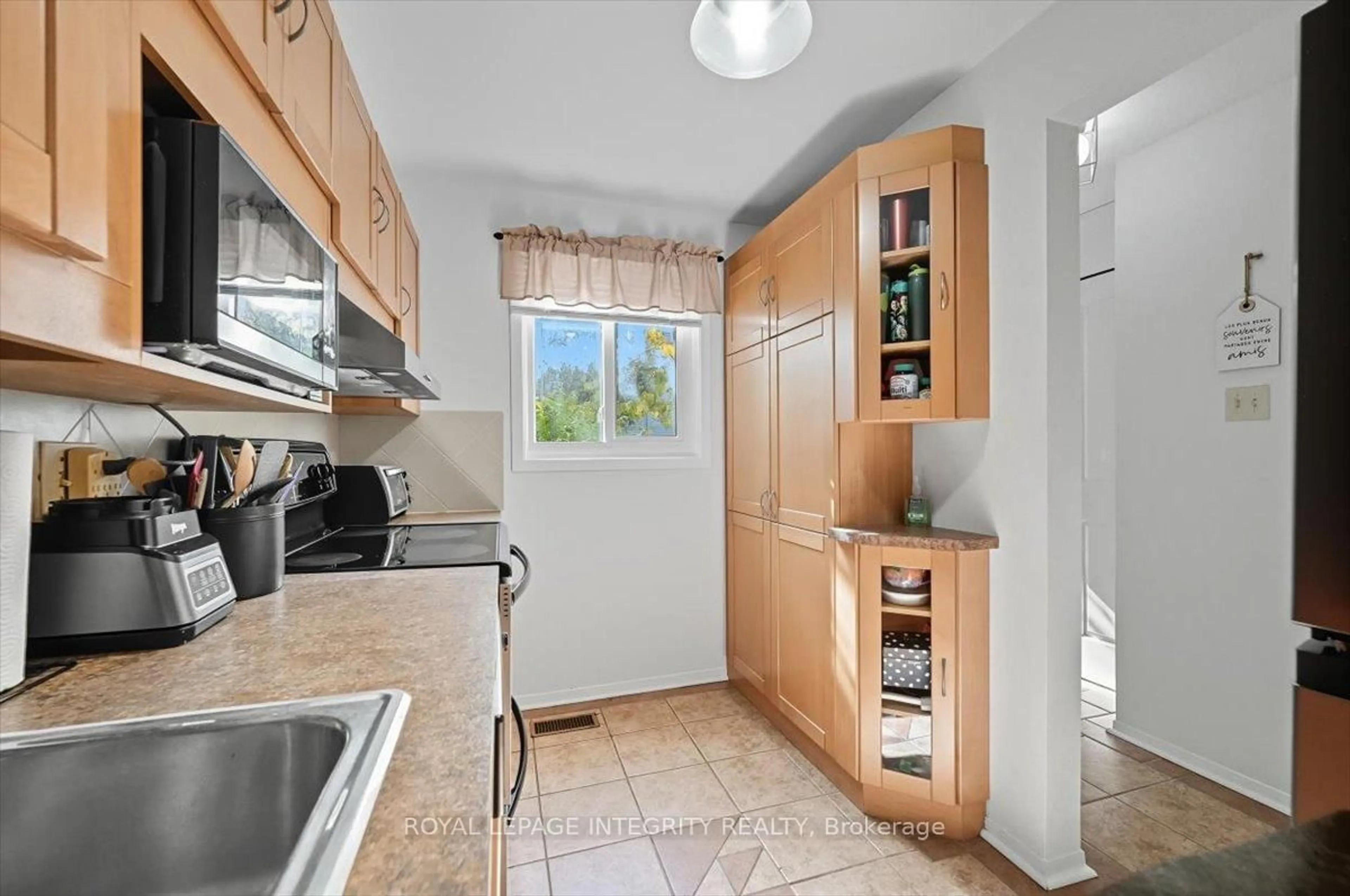 Standard kitchen, ceramic/tile floor for 6420 Bilberry Dr, Ottawa Ontario K1C 4P3