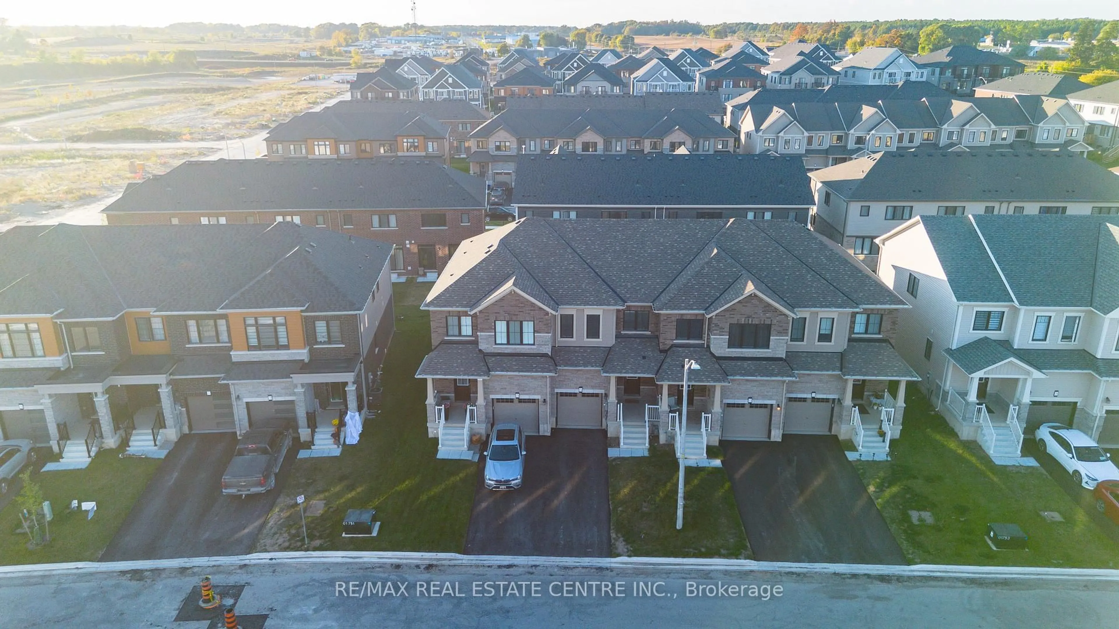 A pic from outside/outdoor area/front of a property/back of a property/a pic from drone, unknown for 124 Granville Cres, Haldimand Ontario N3W 0J7