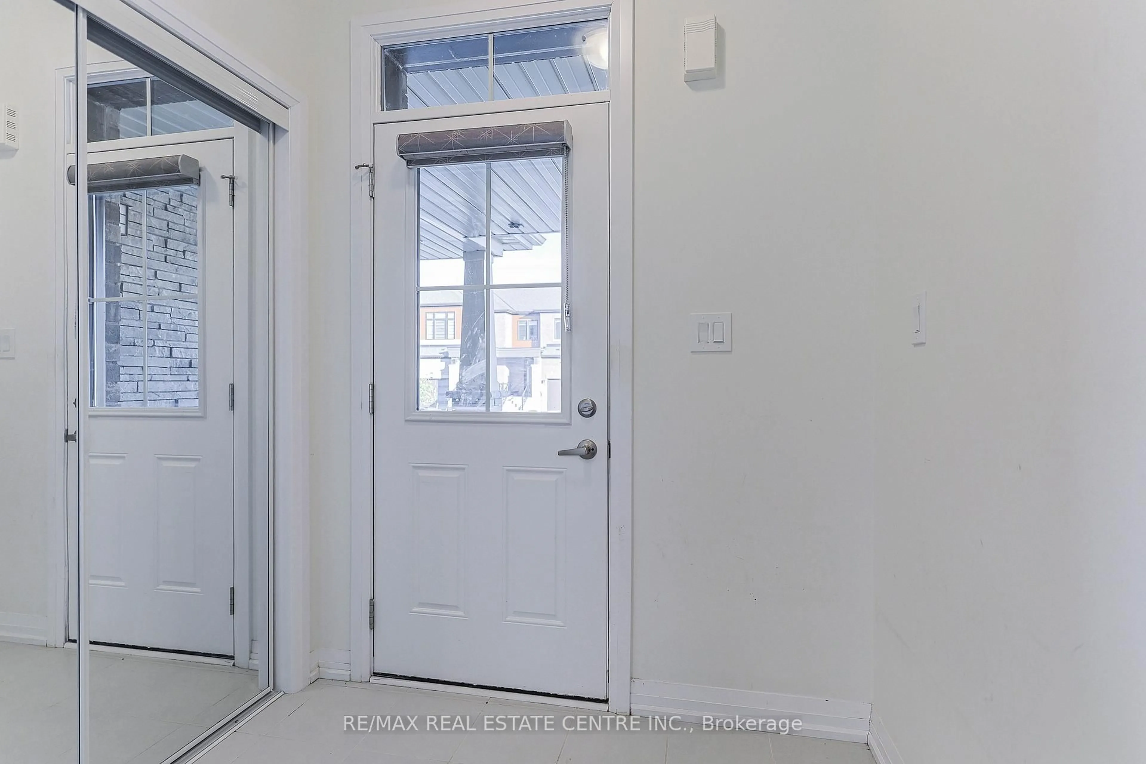 Indoor entryway for 124 Granville Cres, Haldimand Ontario N3W 0J7