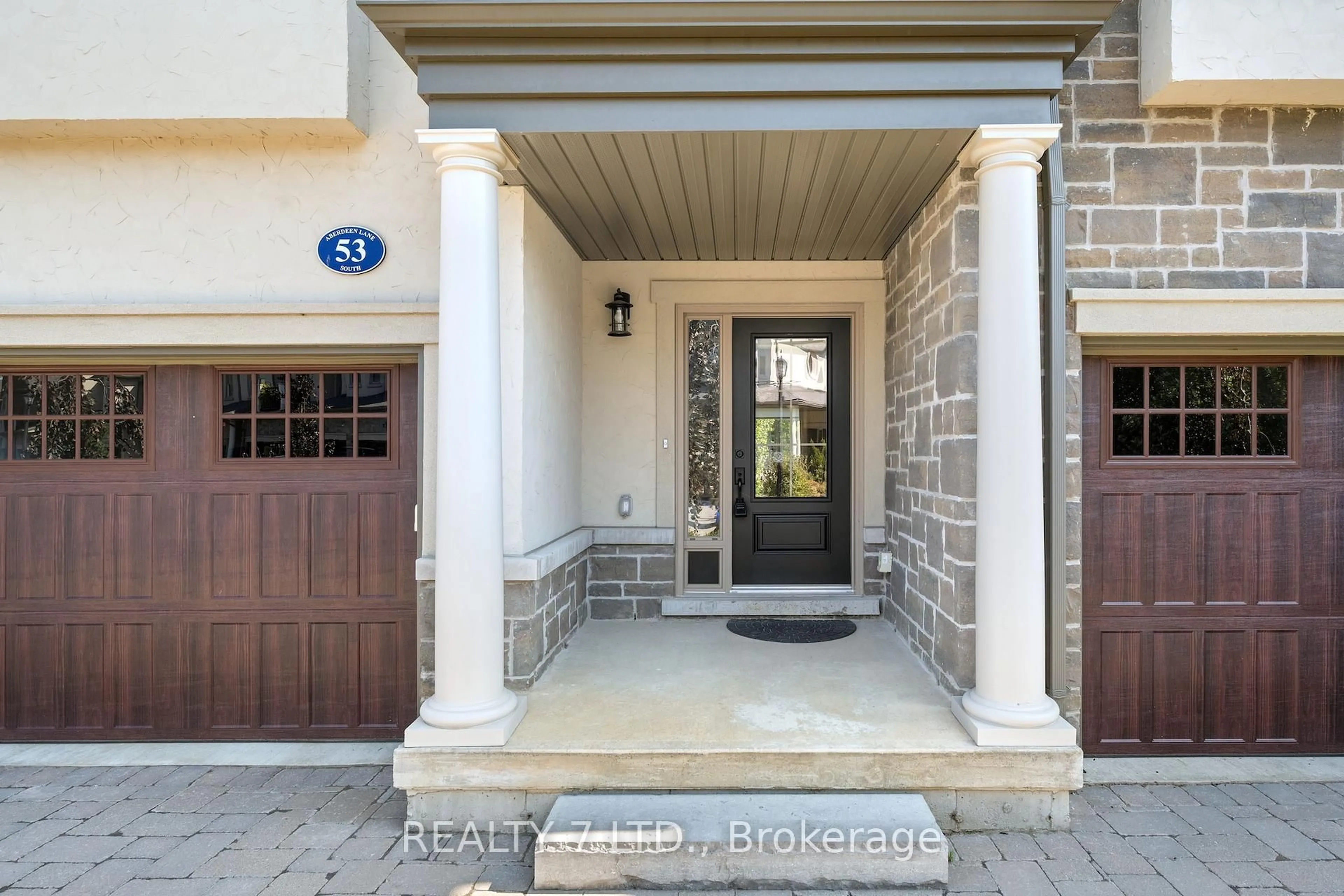 Indoor entryway for 53 ABERDEEN Lane, Niagara-on-the-Lake Ontario L0S 1J0