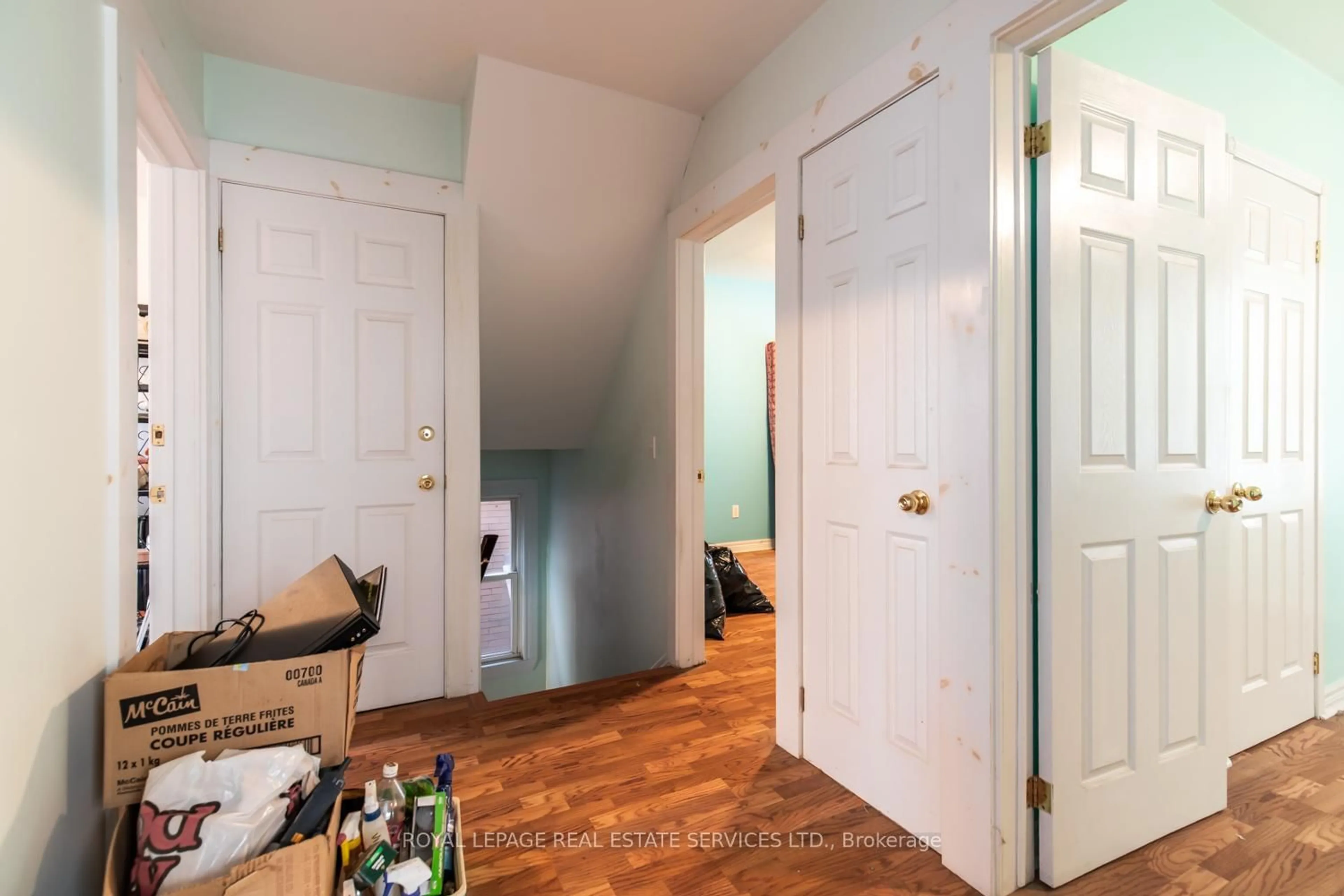 Indoor entryway for 51 BARNESDALE Ave, Hamilton Ontario L8M 2V3