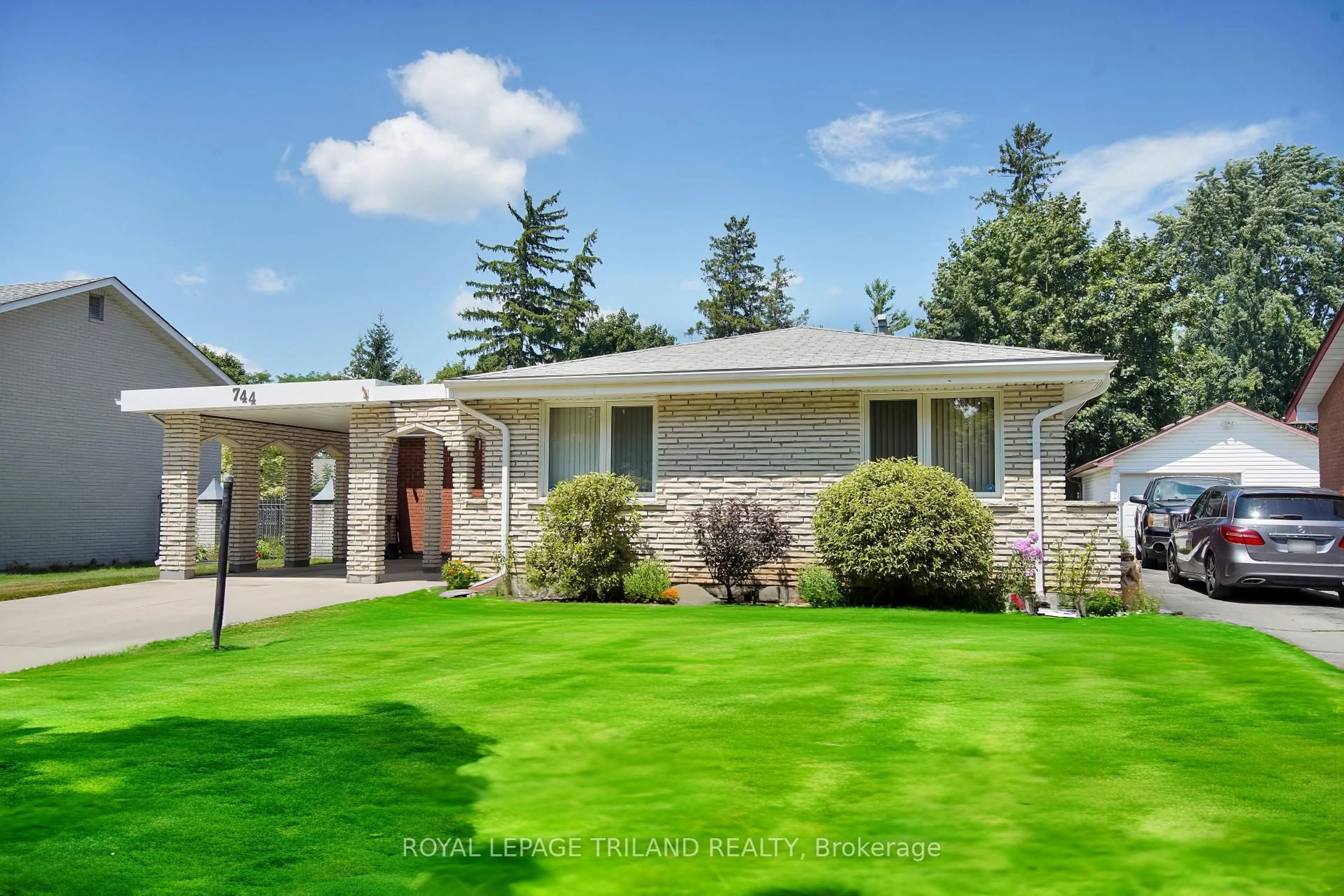 Home with vinyl exterior material, street for 744 Dalkeith Ave, London North Ontario N5X 1R6