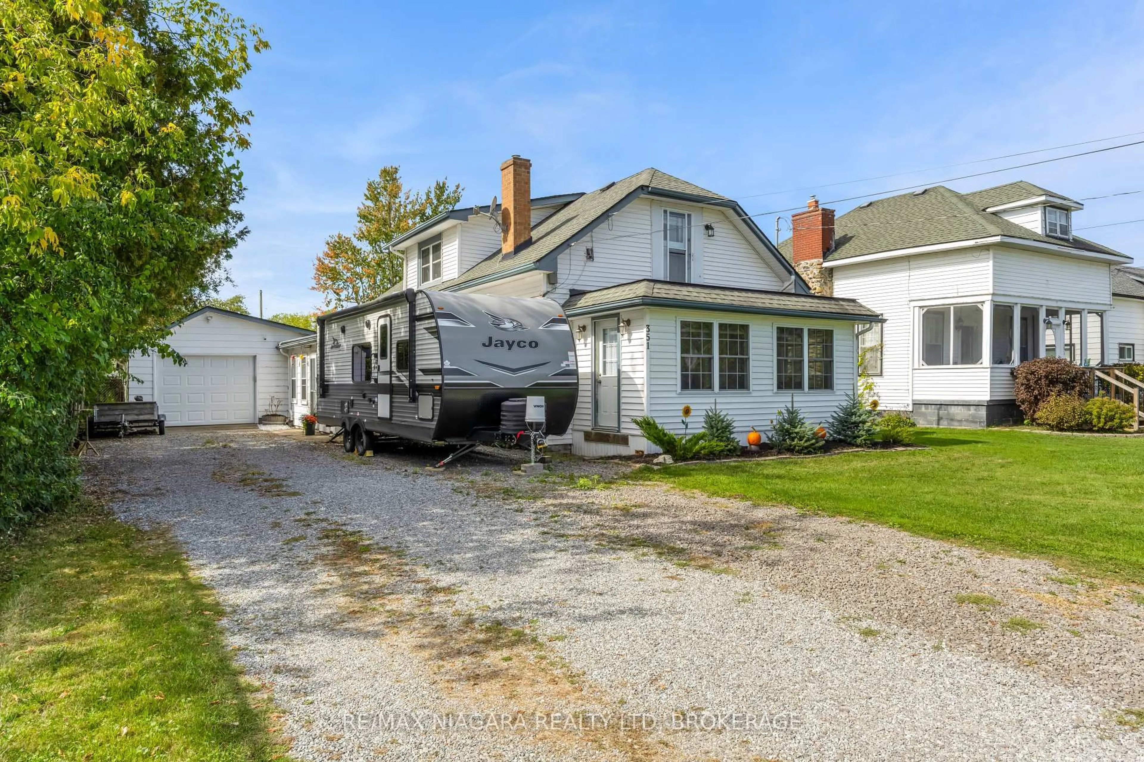 A pic from outside/outdoor area/front of a property/back of a property/a pic from drone, street for 351 Crescent Rd, Fort Erie Ontario L2A 4P4