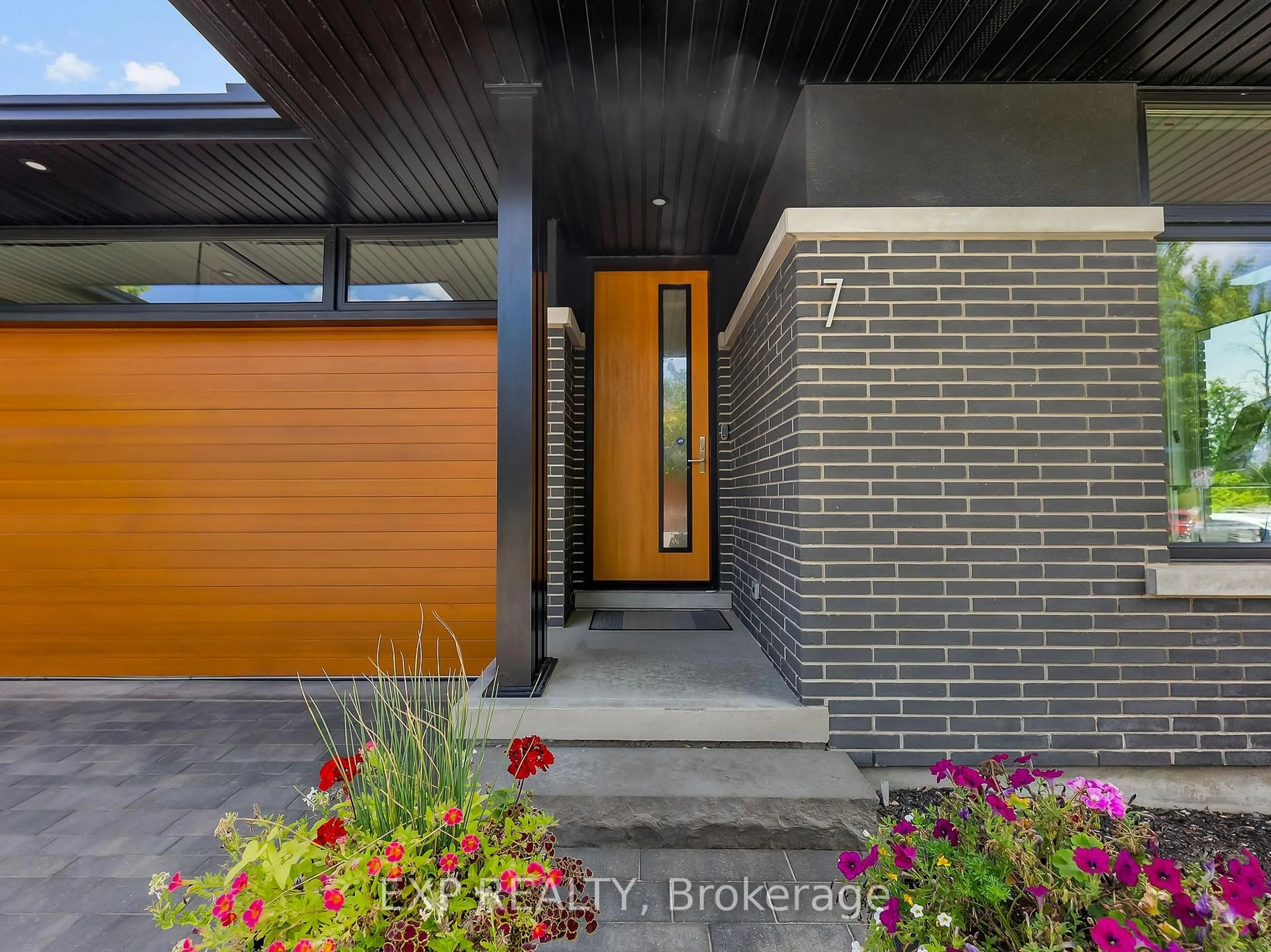 Indoor entryway for 7 Taliesin Tr, Welland Ontario L3C 0H5