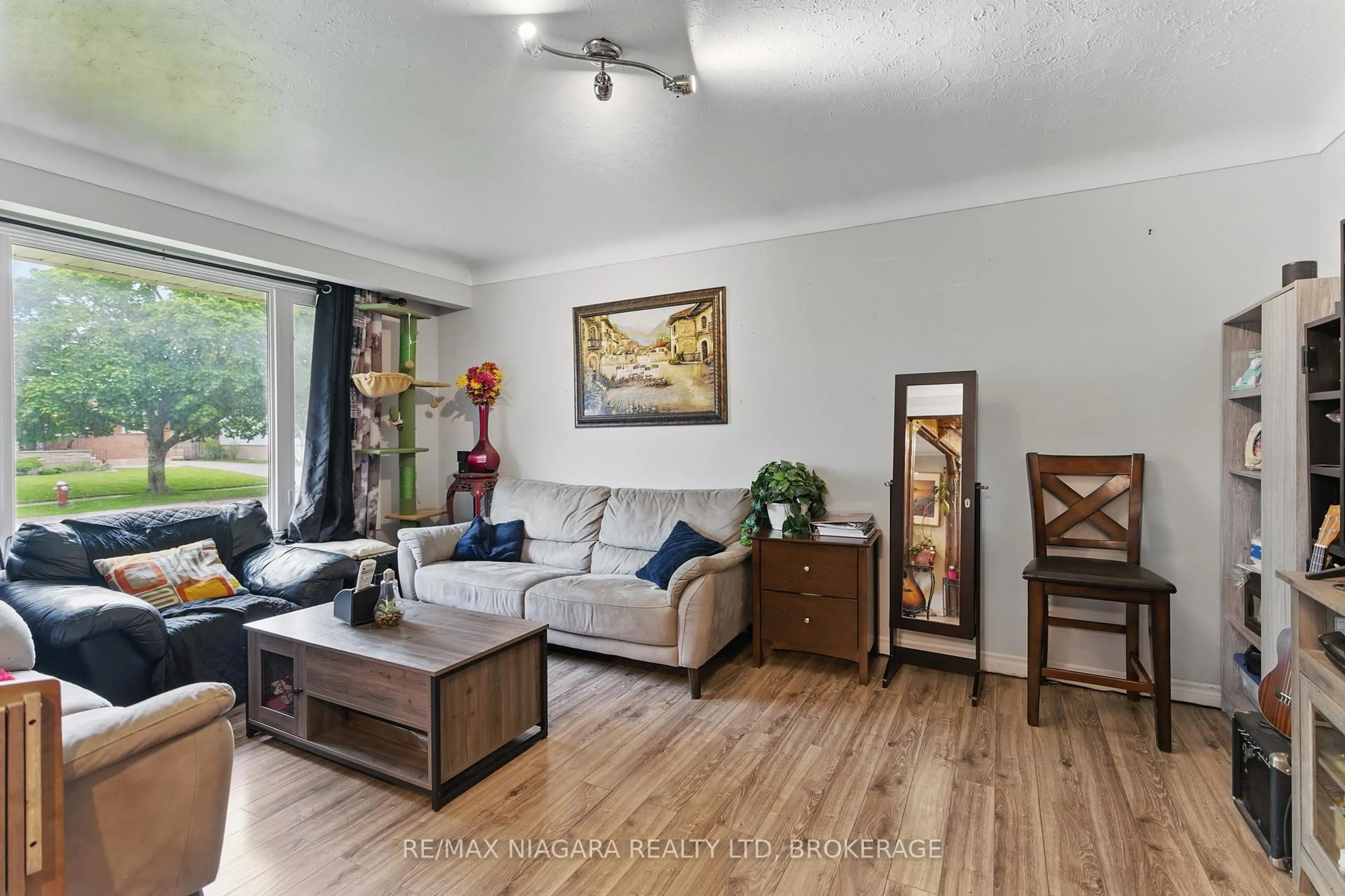 Living room with furniture, wood/laminate floor for 204 Hildred St, Welland Ontario L3B 1N1