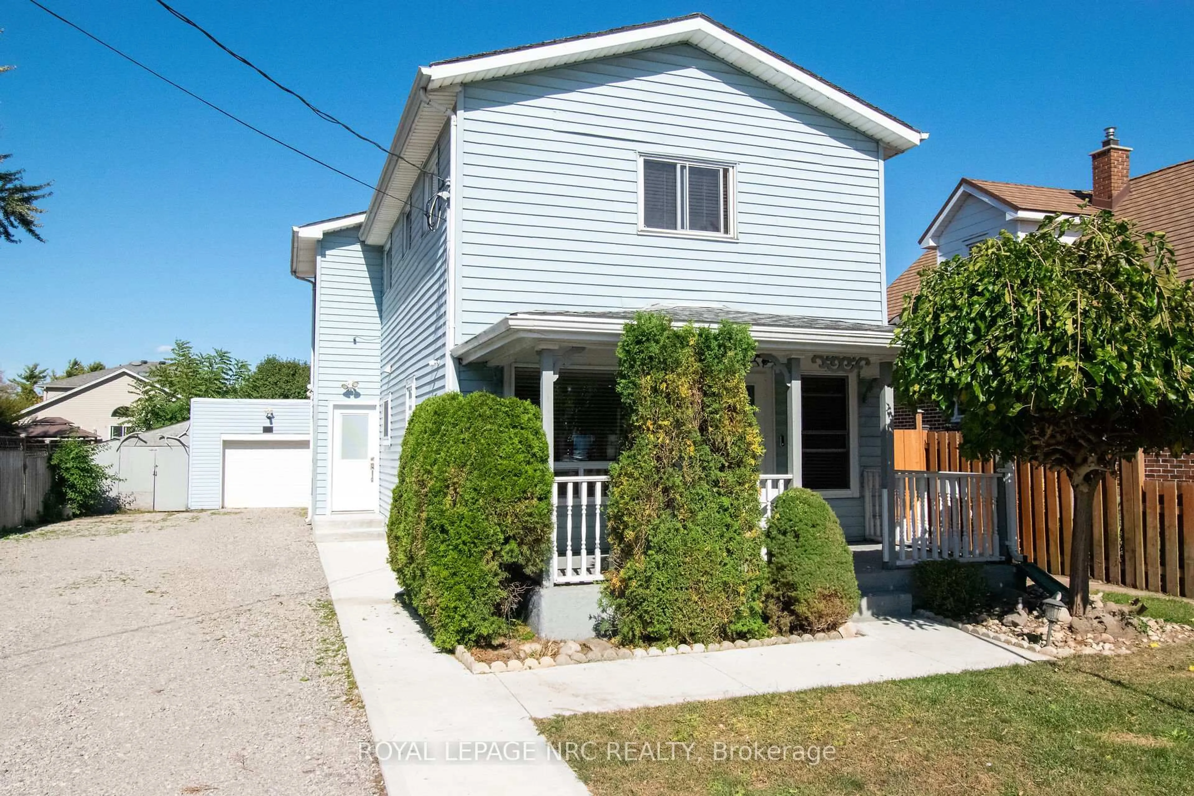 Home with vinyl exterior material, street for 6561 Bellevue St, Niagara Falls Ontario L2E 1Y9