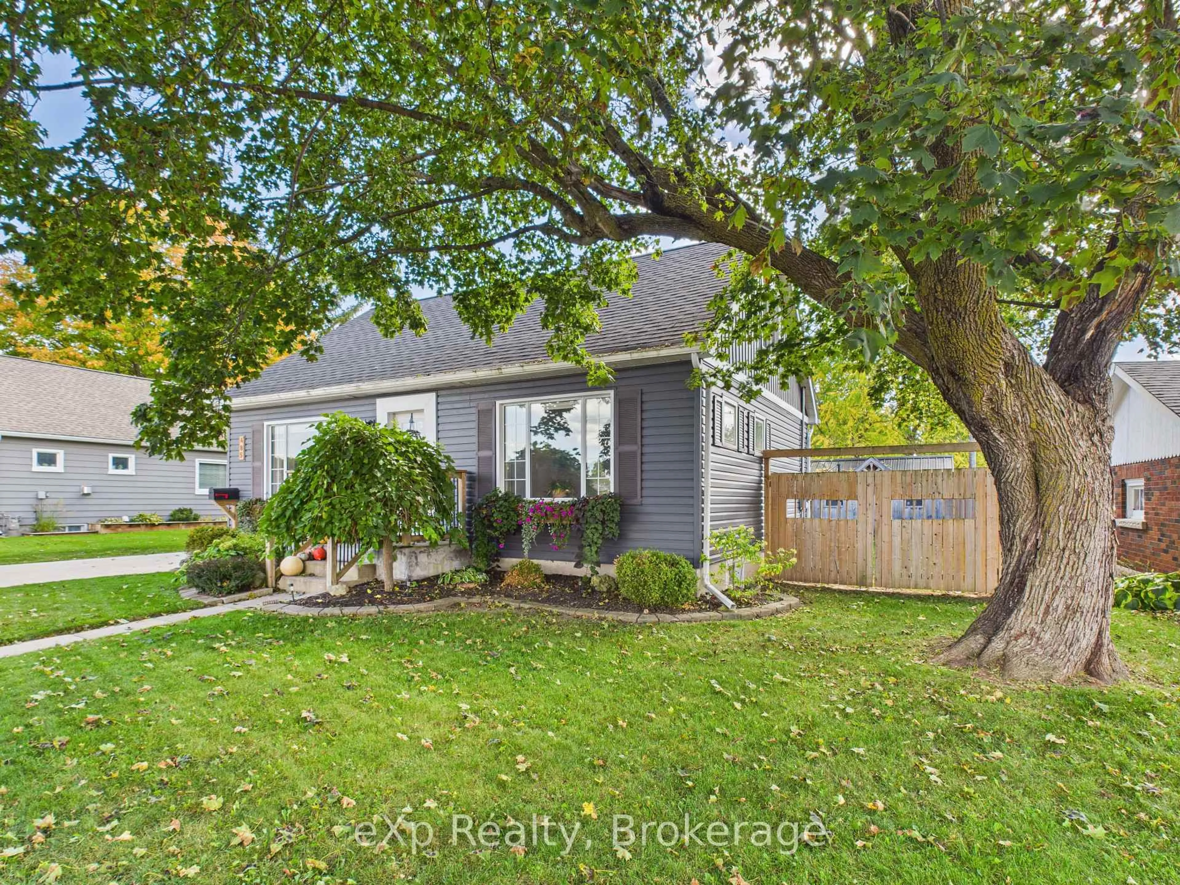 A pic from outside/outdoor area/front of a property/back of a property/a pic from drone, street for 485 13th St, Hanover Ontario N4N 1Y3