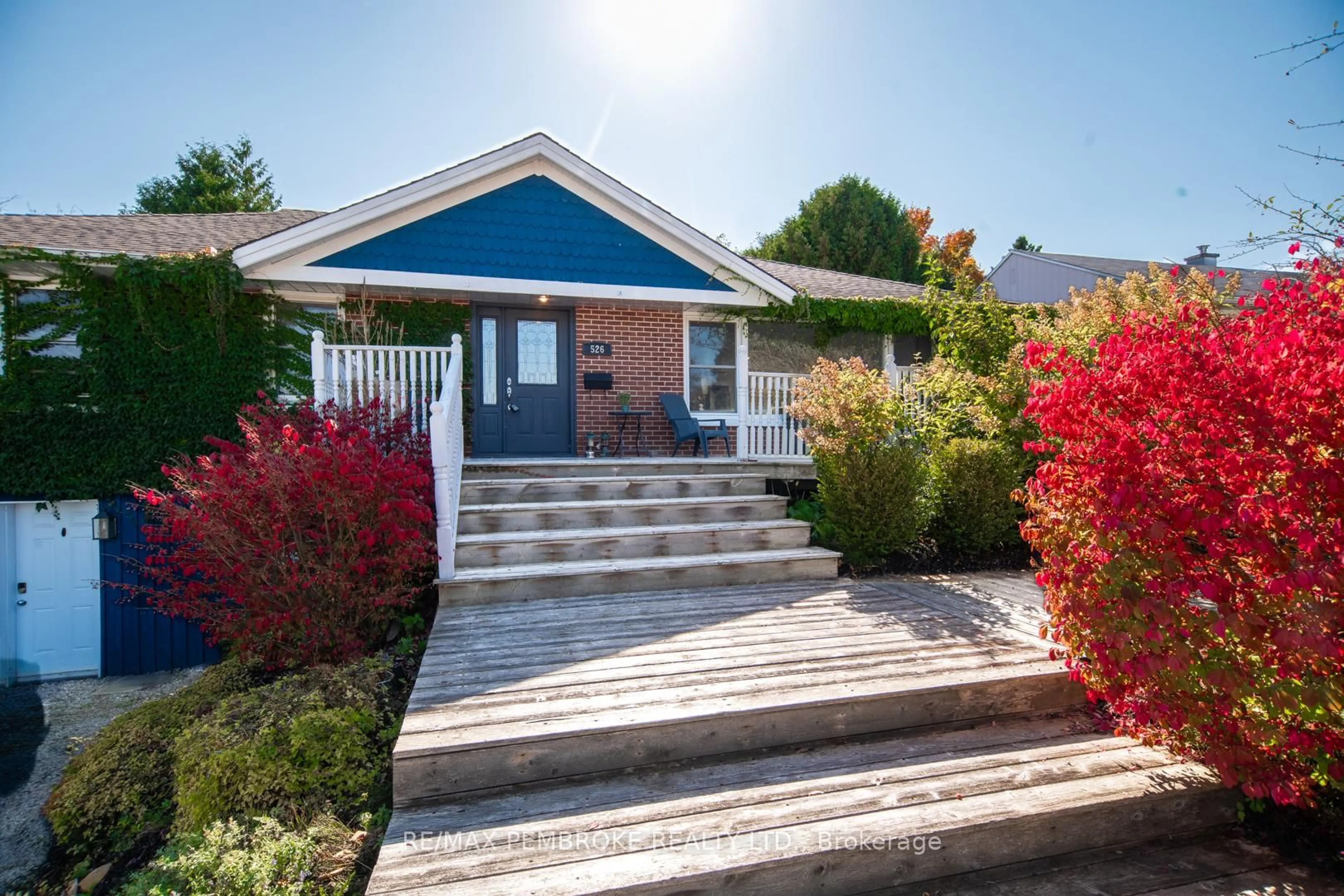 Home with vinyl exterior material, street for 526 Esther St, Pembroke Ontario K8A 3E7