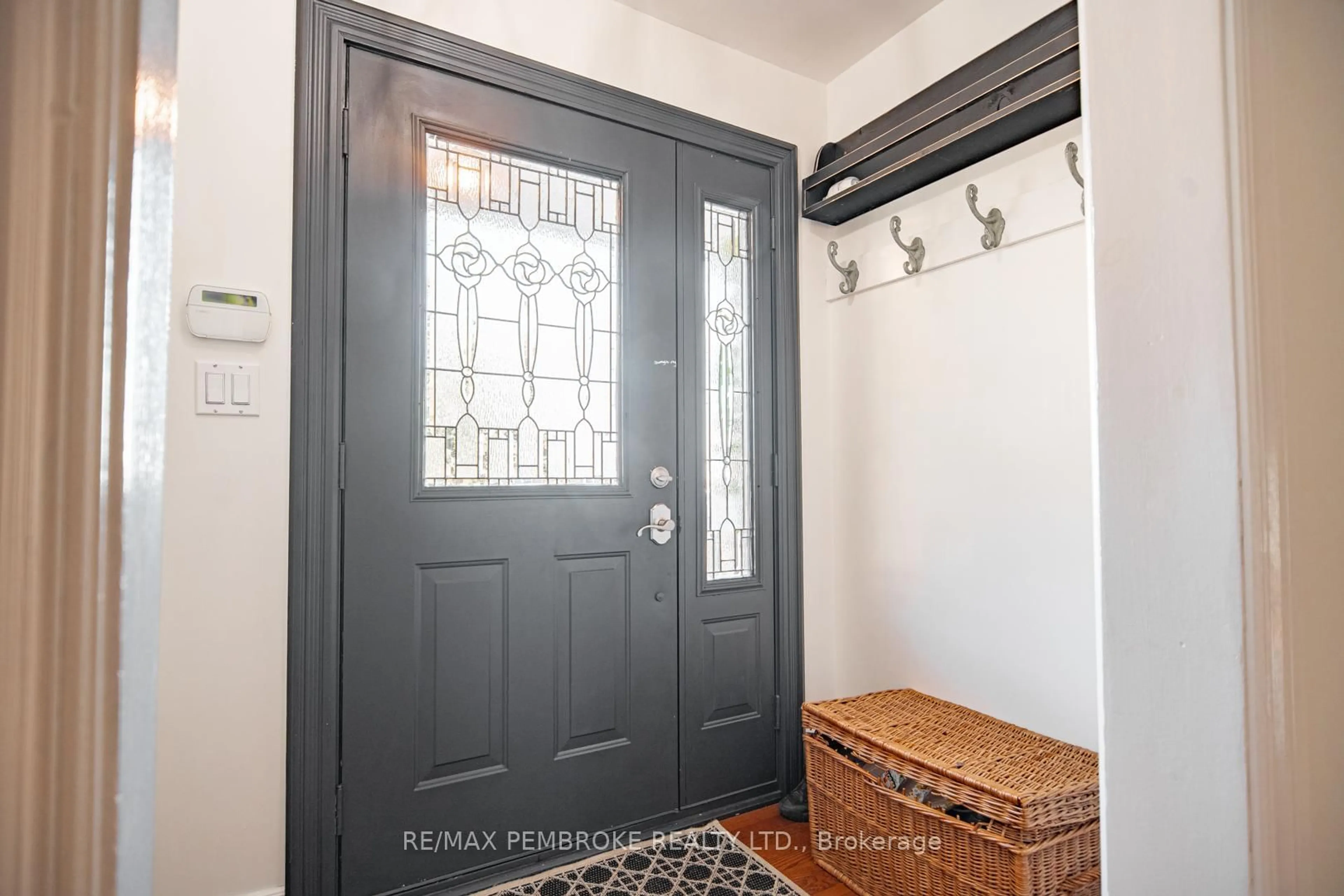 Indoor entryway for 526 Esther St, Pembroke Ontario K8A 3E7