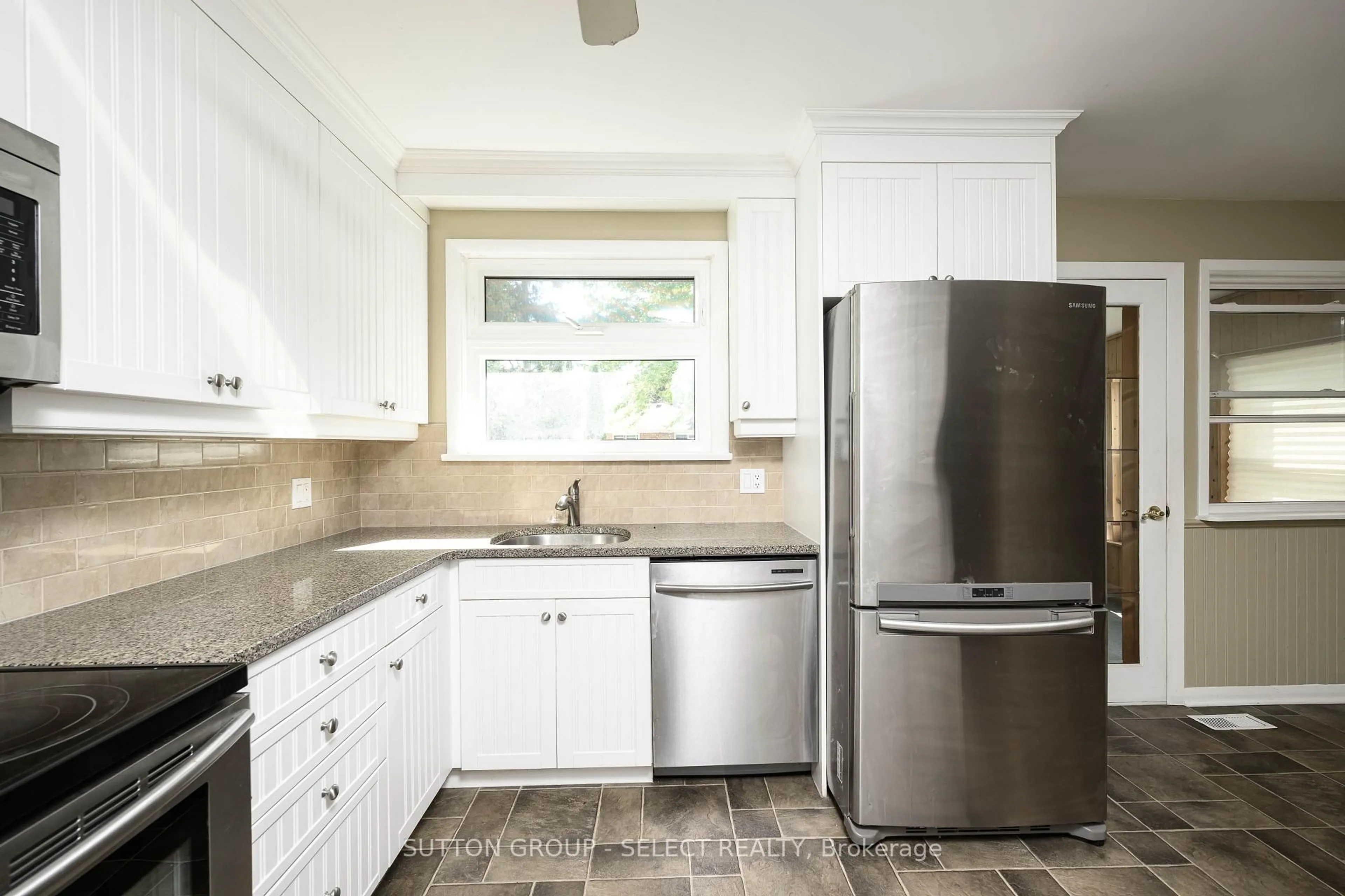 Standard kitchen, ceramic/tile floor for 110 Laurentian Dr, London East Ontario N5W 1P2