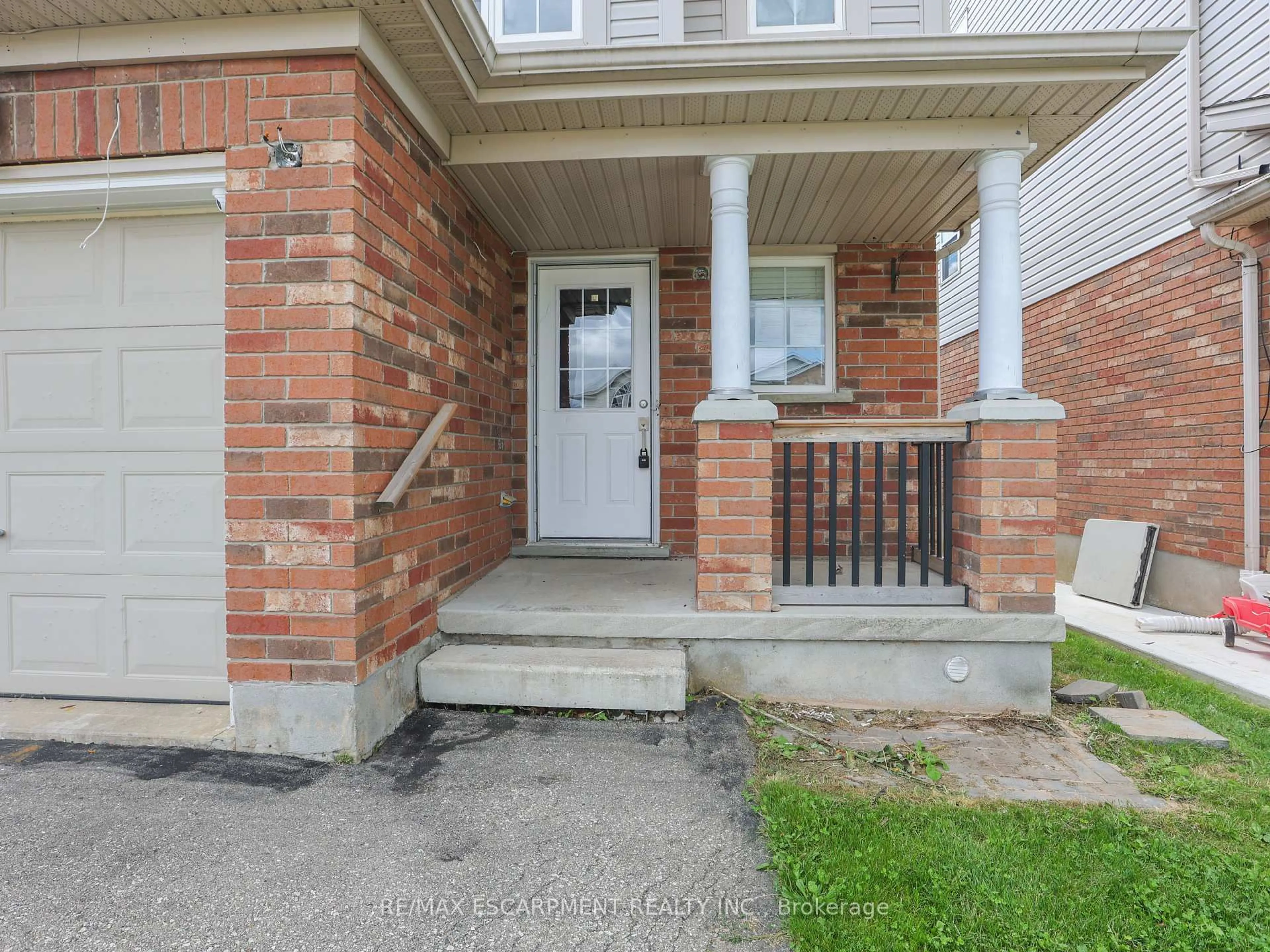 Indoor entryway for 14 Chateau Cres, Cambridge Ontario N3H 5S2