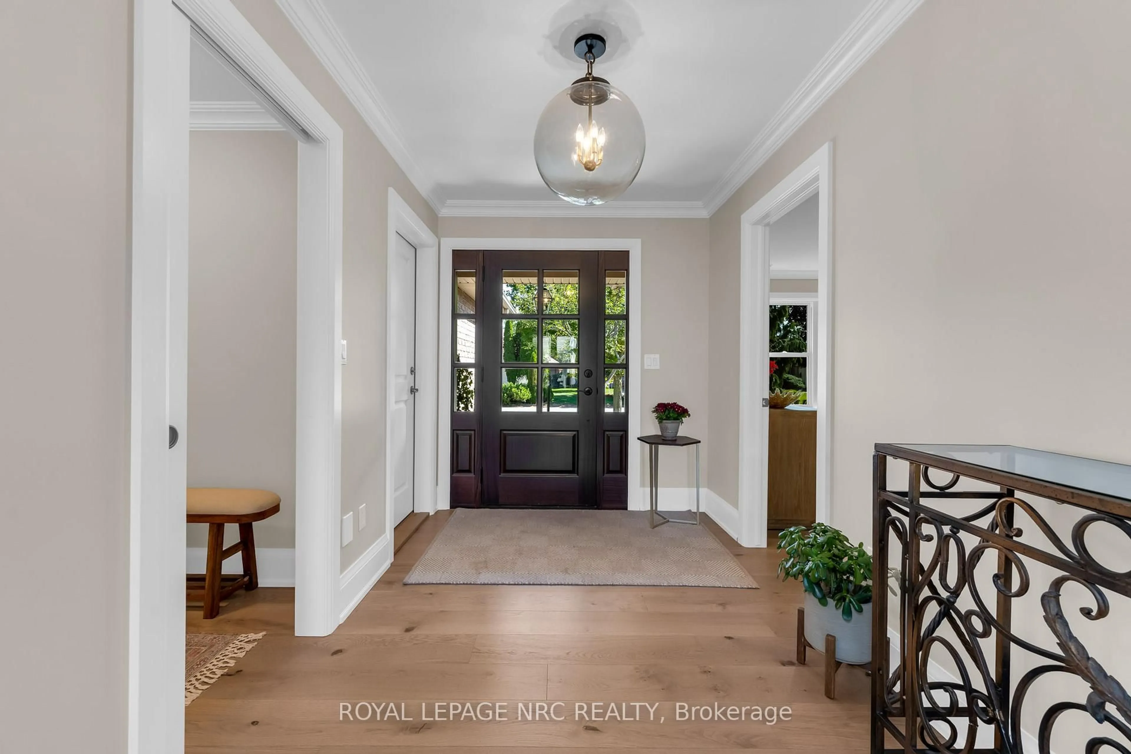 Indoor entryway for 611 Victoria St, Niagara-on-the-Lake Ontario L0S 1J0