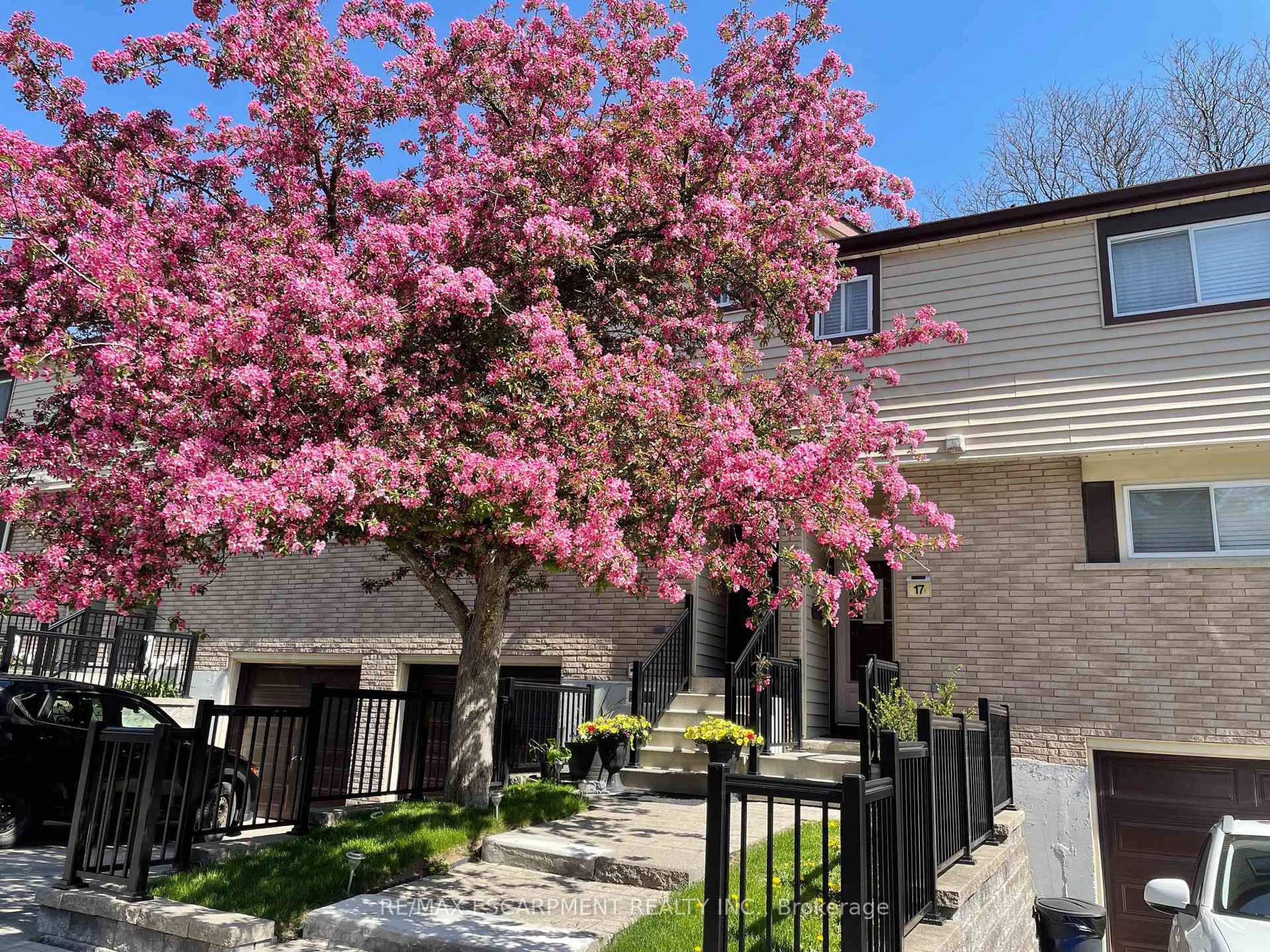 Patio, street for 1550 GARTH St #17, Hamilton Ontario L9B 1T3