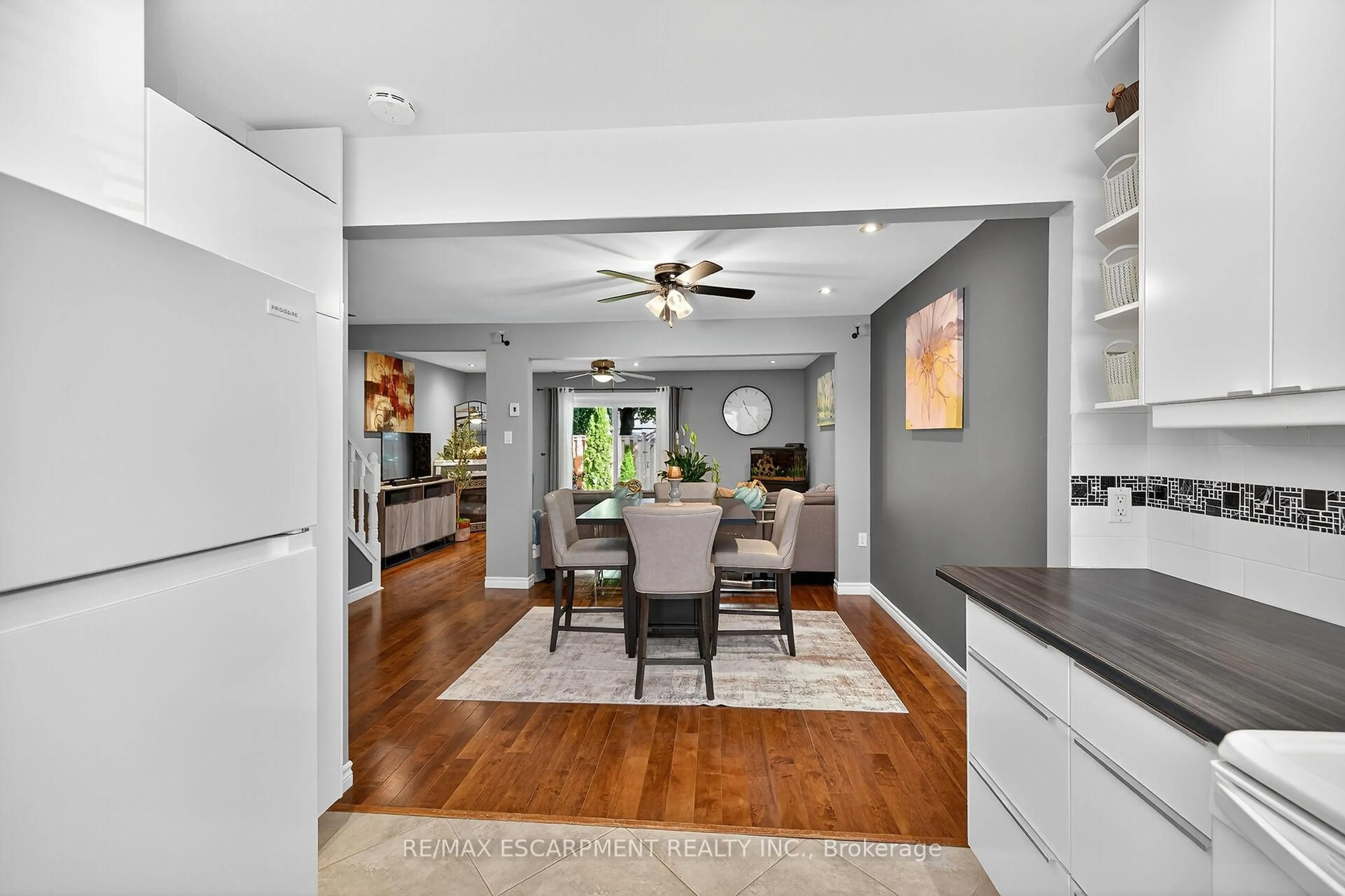 Open concept kitchen, ceramic/tile floor for 1550 GARTH St #17, Hamilton Ontario L9B 1T3