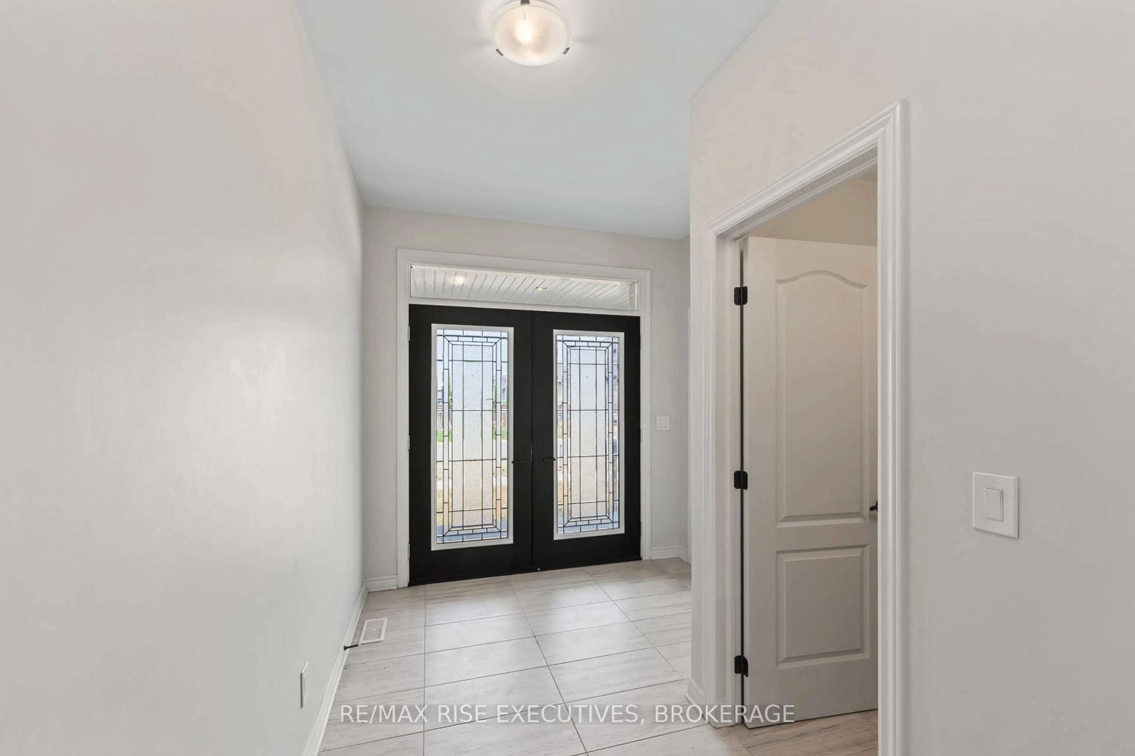 Indoor entryway for 648 Halloway Dr, Kingston Ontario K7K 0H4