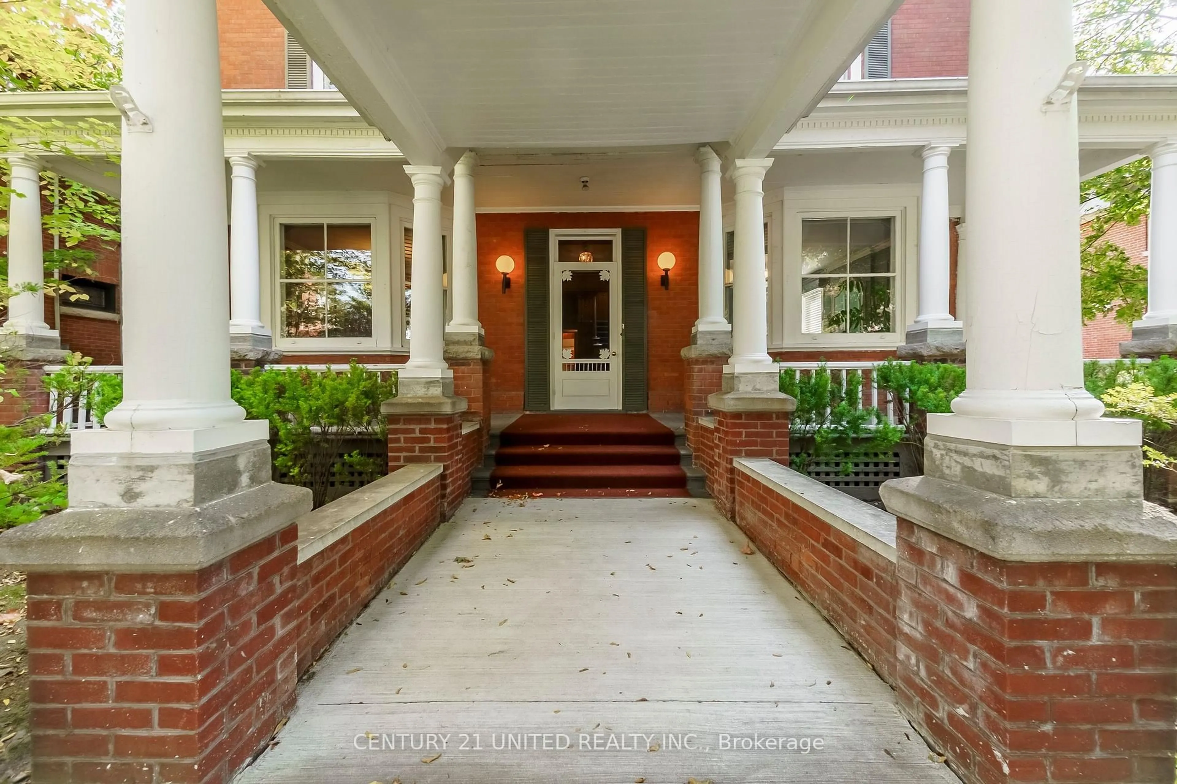 Indoor foyer for 463 Hunter St, Peterborough Ontario K9H 2M7
