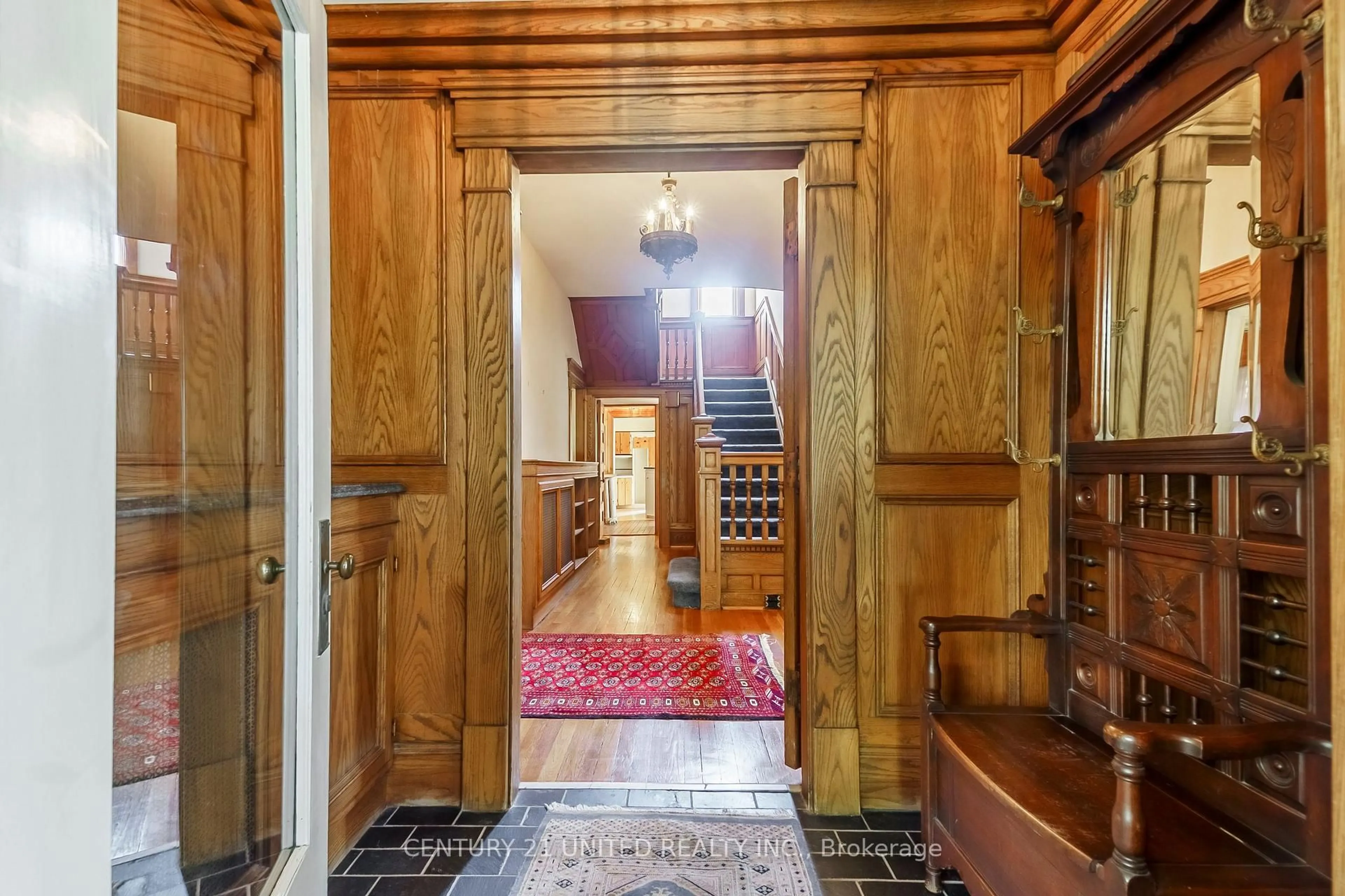 Indoor foyer for 463 Hunter St, Peterborough Ontario K9H 2M7