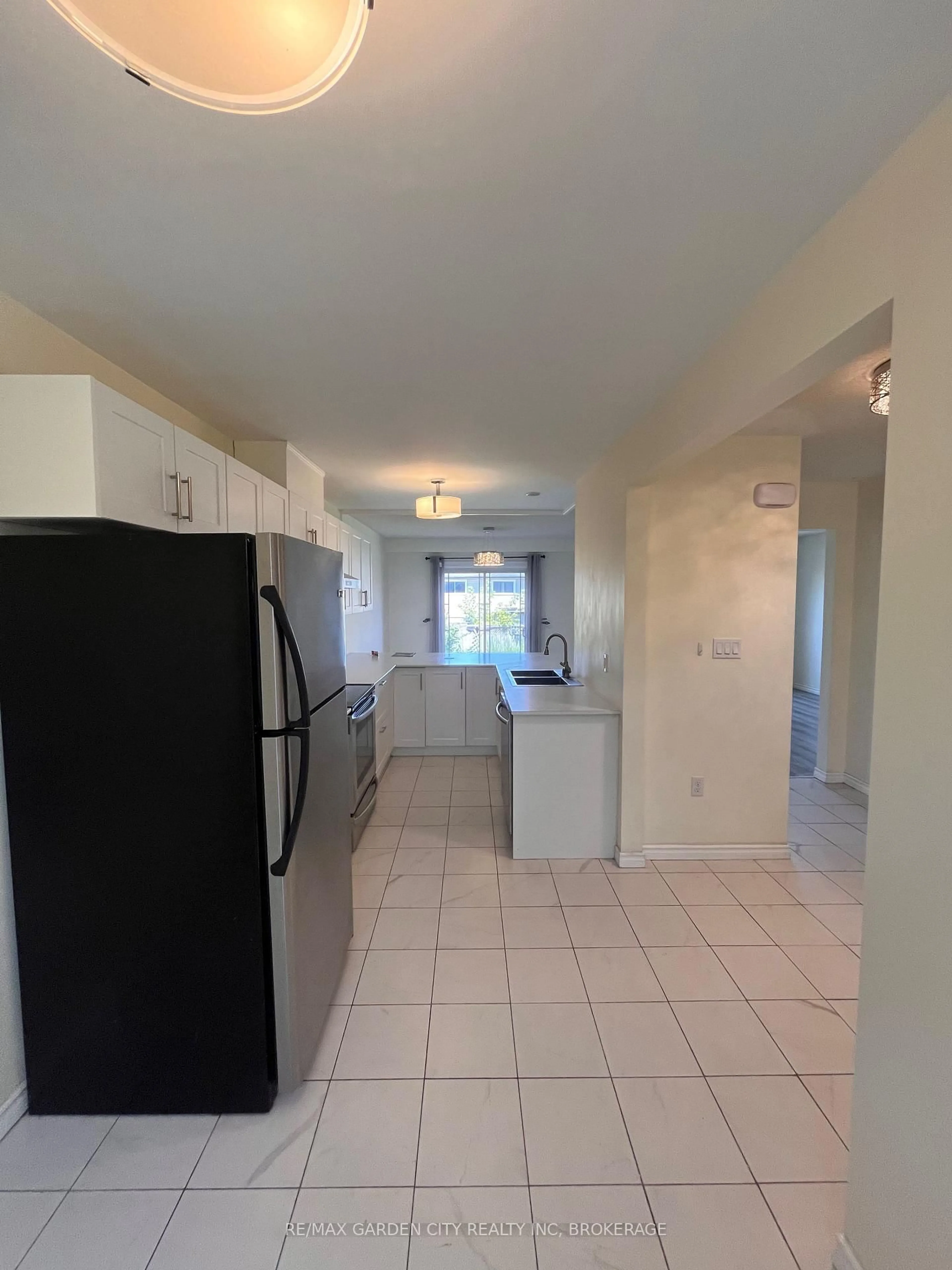 Standard kitchen, ceramic/tile floor for 51 Dundee Dr, St. Catharines Ontario L2P 3S9