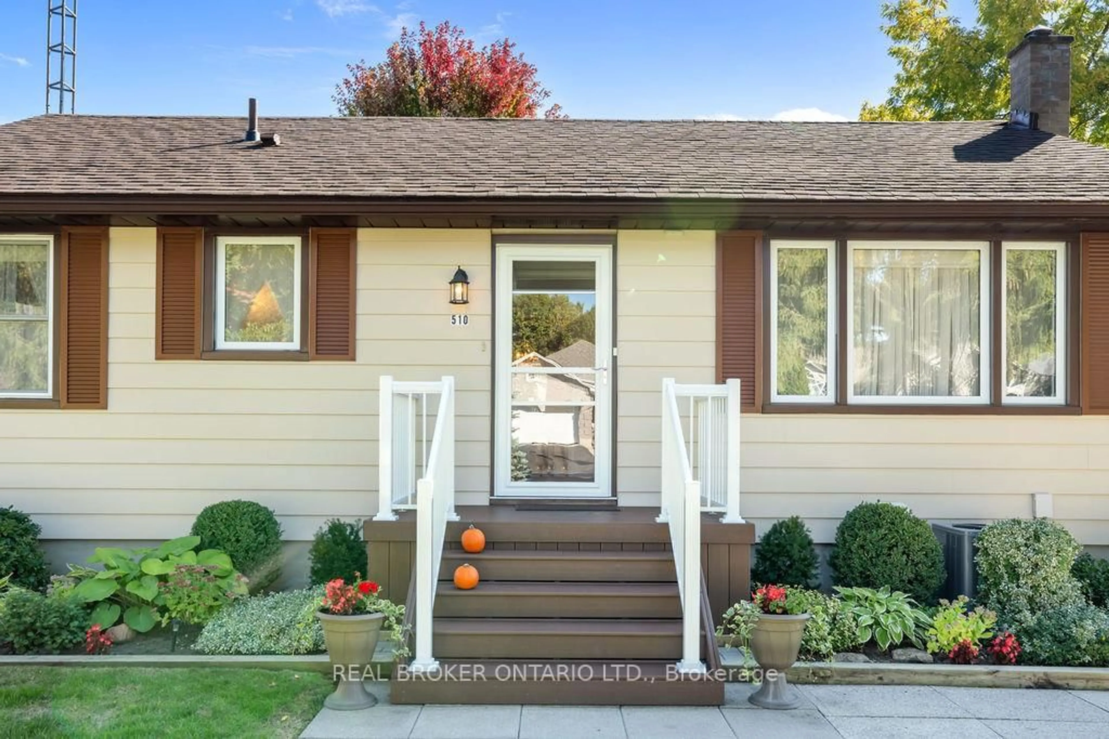Home with vinyl exterior material, street for 510 Oxford St, North Grenville Ontario K0G 1J0