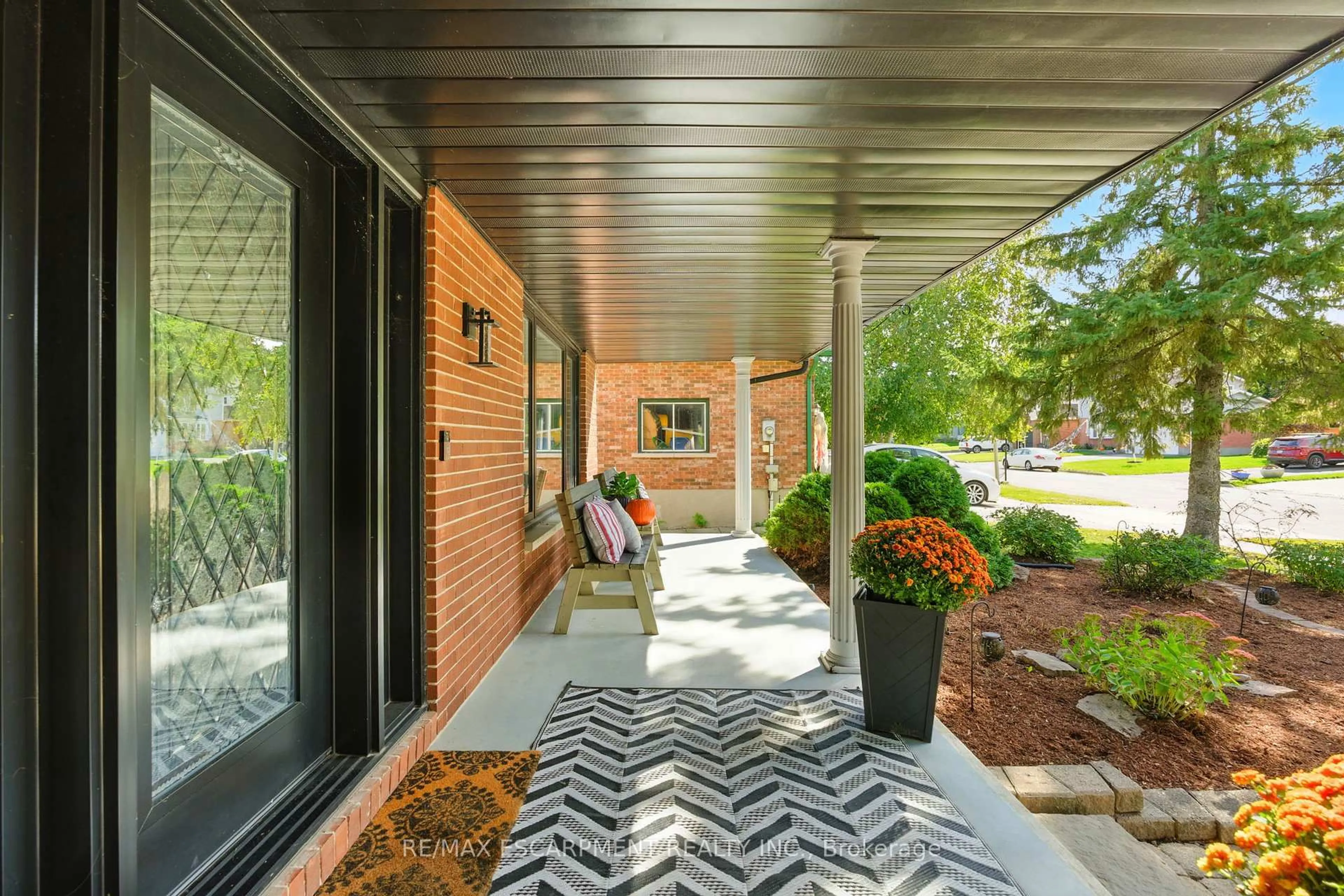 Patio, street for 98 Esther Ave, Cambridge Ontario N1S 4L6