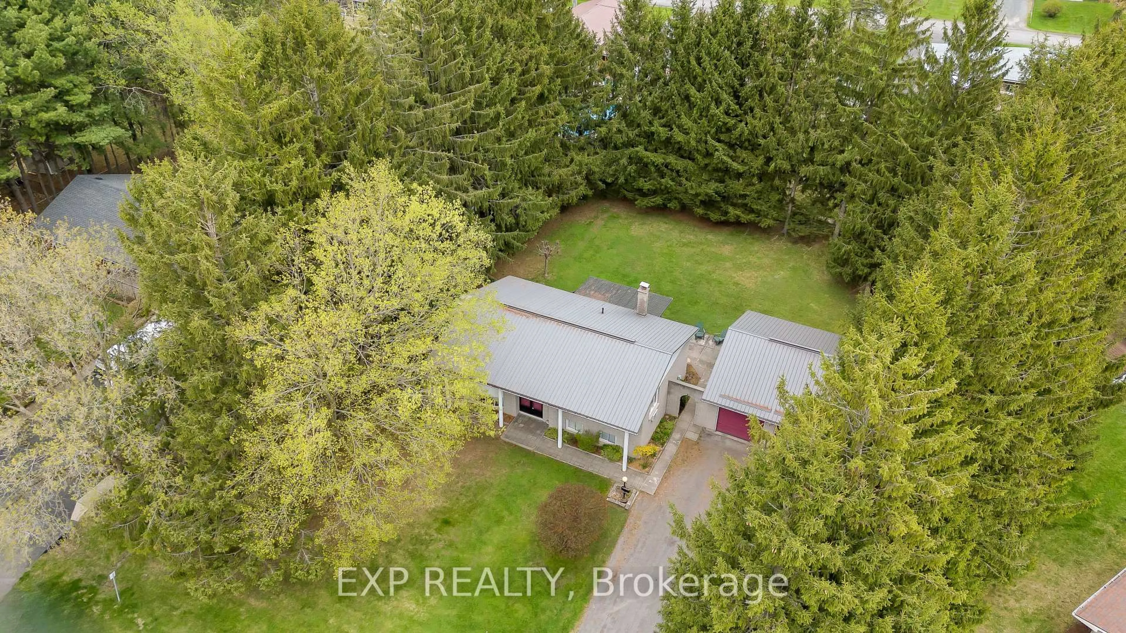 A pic from outside/outdoor area/front of a property/back of a property/a pic from drone, building for 31 Southcrest Dr, Greater Napanee Ontario K7R 3J9