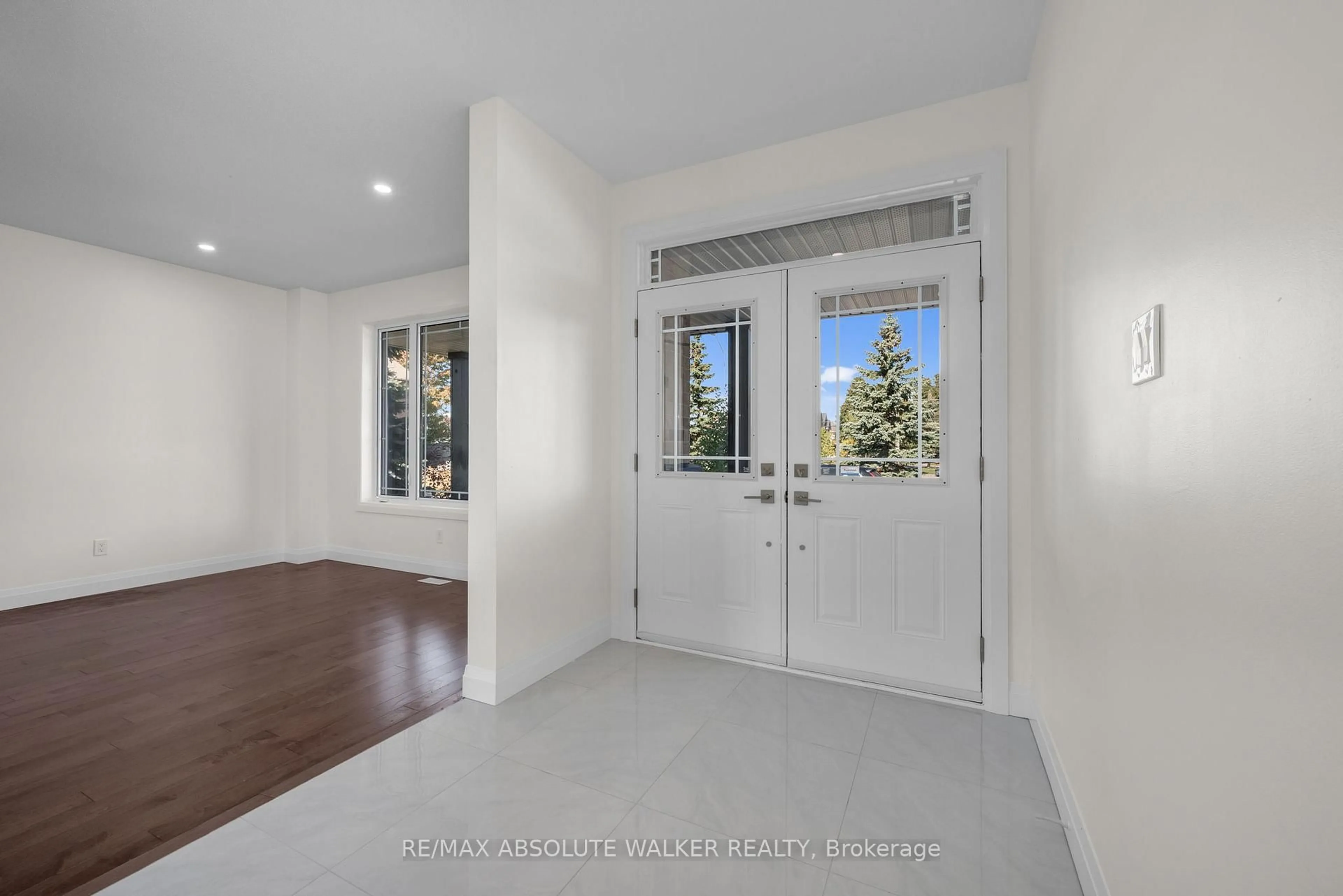 Indoor entryway for 424 Nittany Cres, Ottawa Ontario K2J 5P1