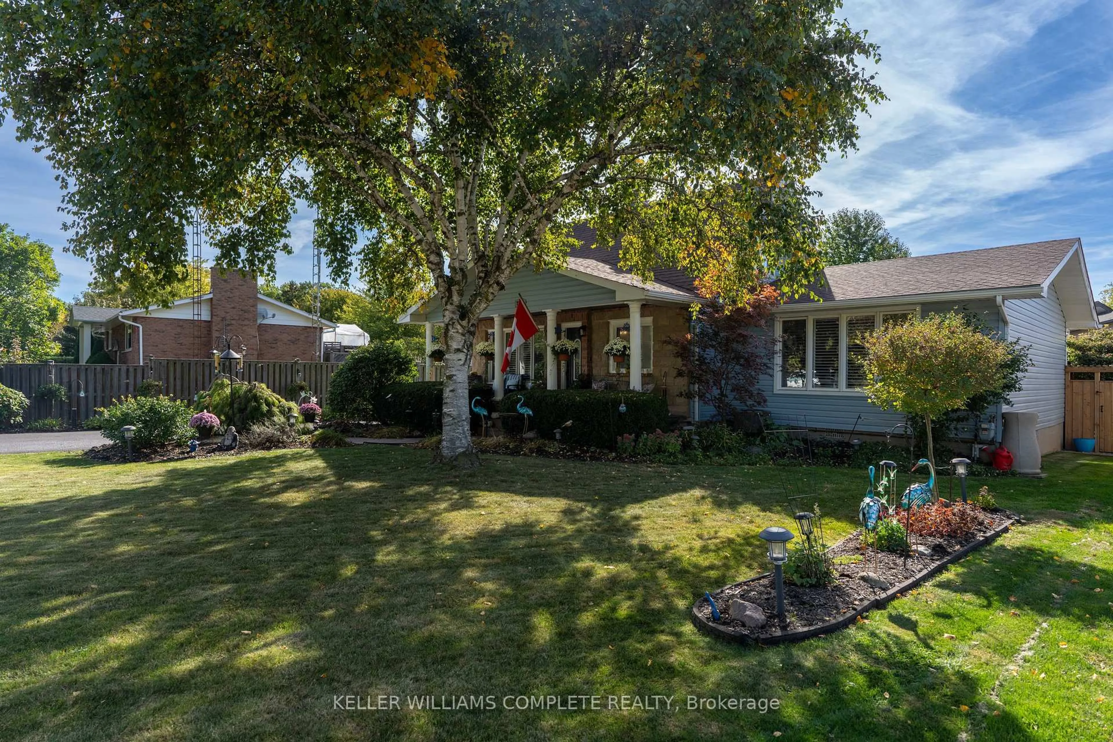 A pic from outside/outdoor area/front of a property/back of a property/a pic from drone, street for 7200 Mountain Rd, Niagara Falls Ontario L2E 6S4