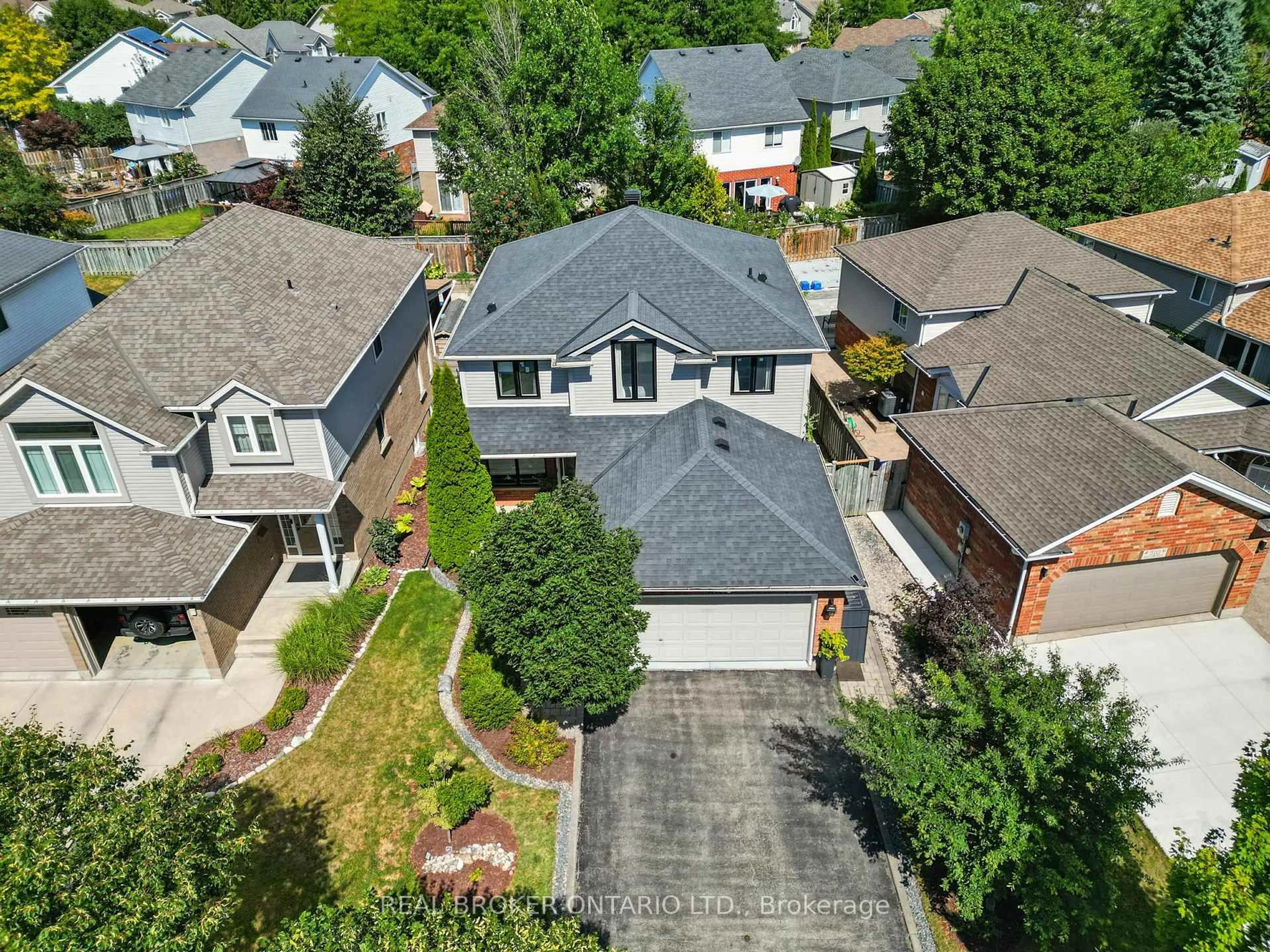 A pic from outside/outdoor area/front of a property/back of a property/a pic from drone, street for 506 Eastbridge Blvd, Waterloo Ontario N2K 3Z8