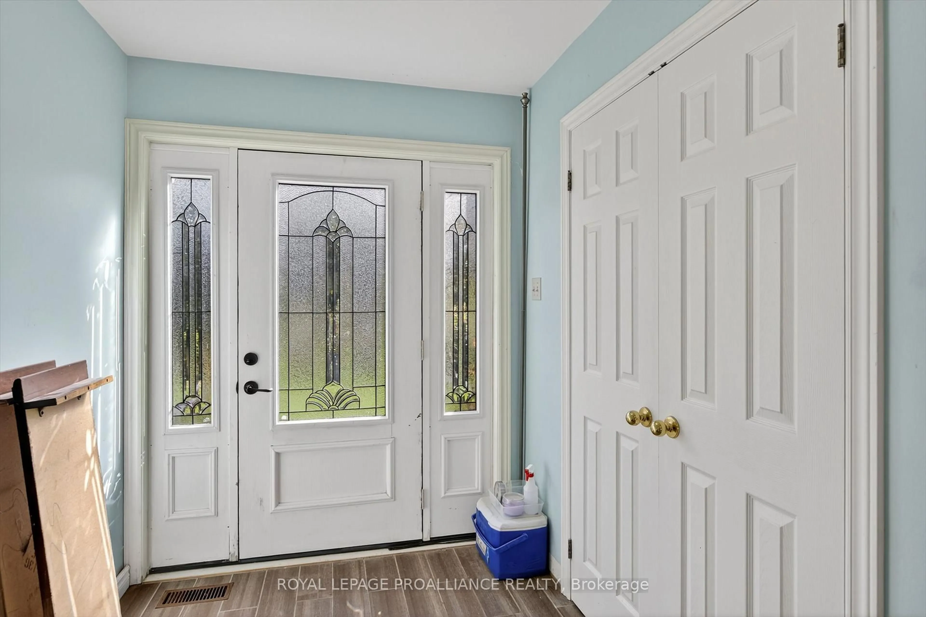 Indoor entryway for 1592 12th Line Smith, Selwyn Ontario K0L 2H0