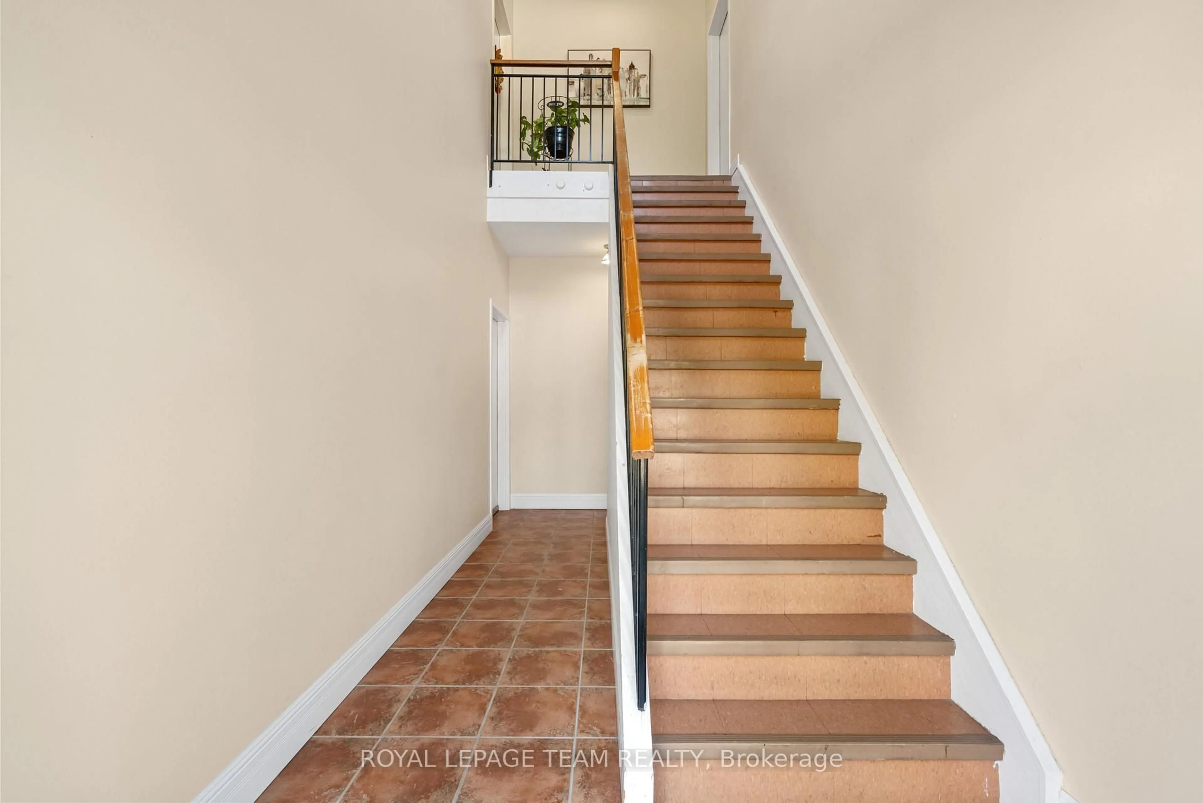 Stairs for 477 Clarence St, North Dundas Ontario K0C 2K0