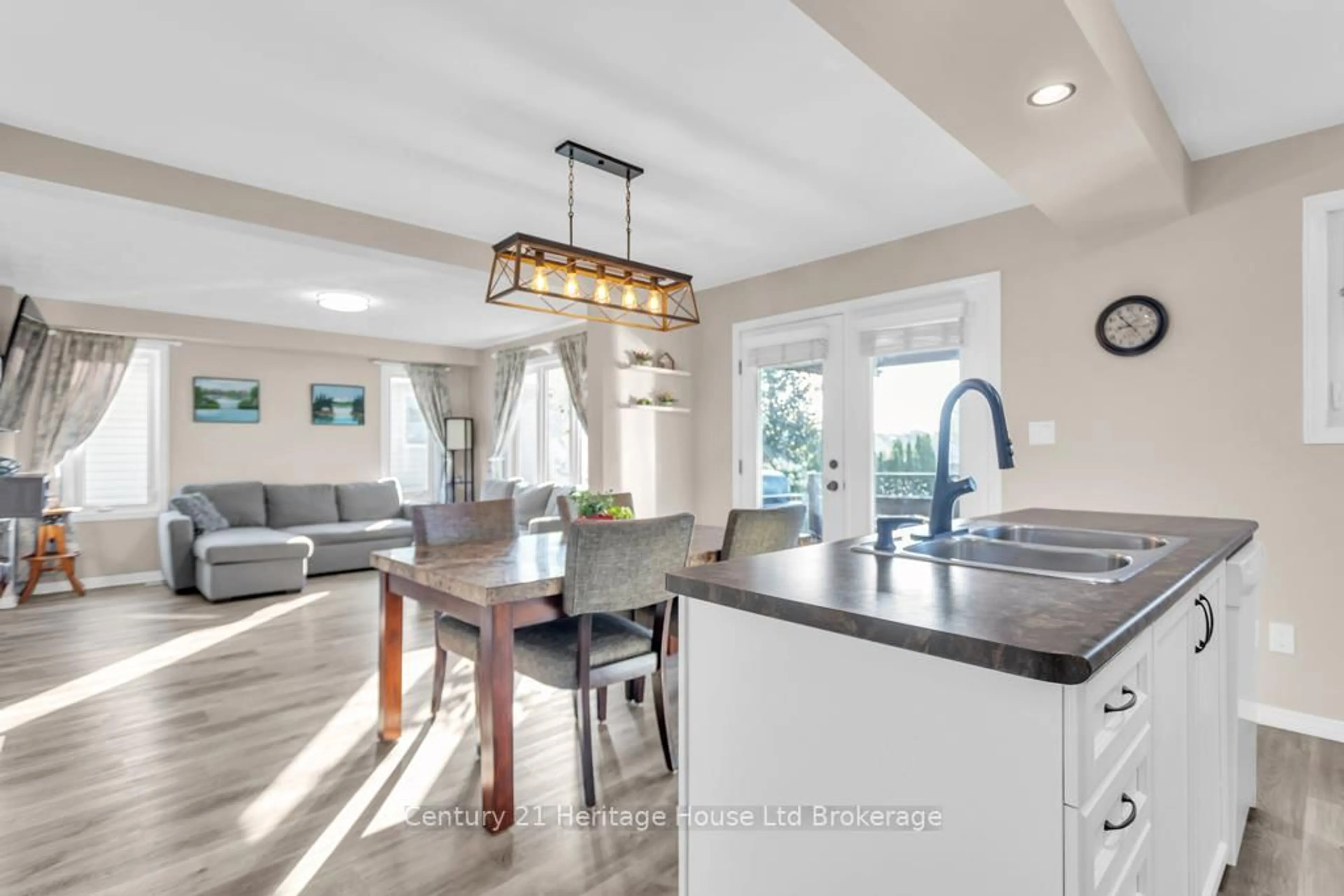 Open concept kitchen, ceramic/tile floor for 209 North St, Tillsonburg Ontario N4G 1B8