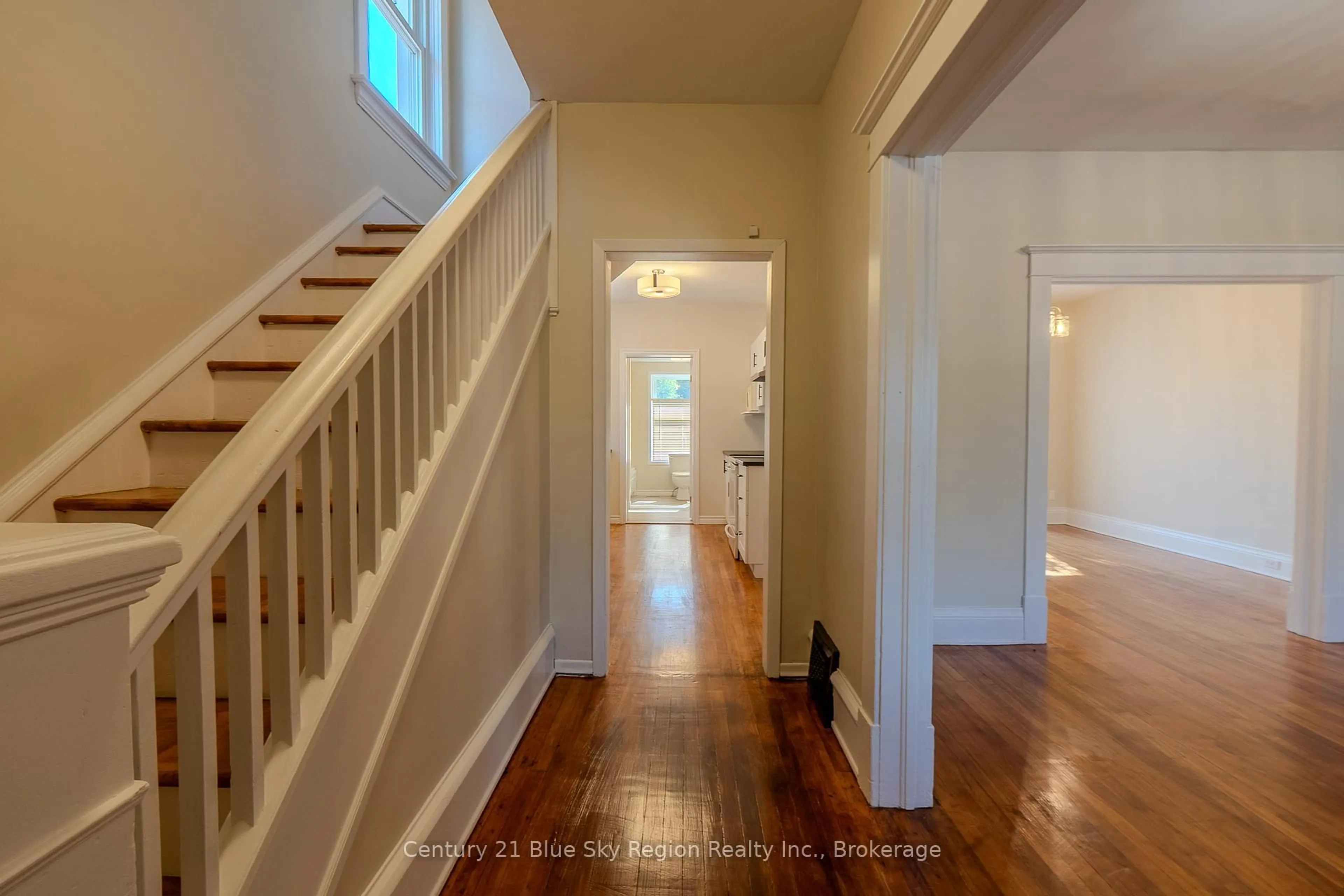 Indoor entryway for 1073 Cassells St, North Bay Ontario P1B 4B1