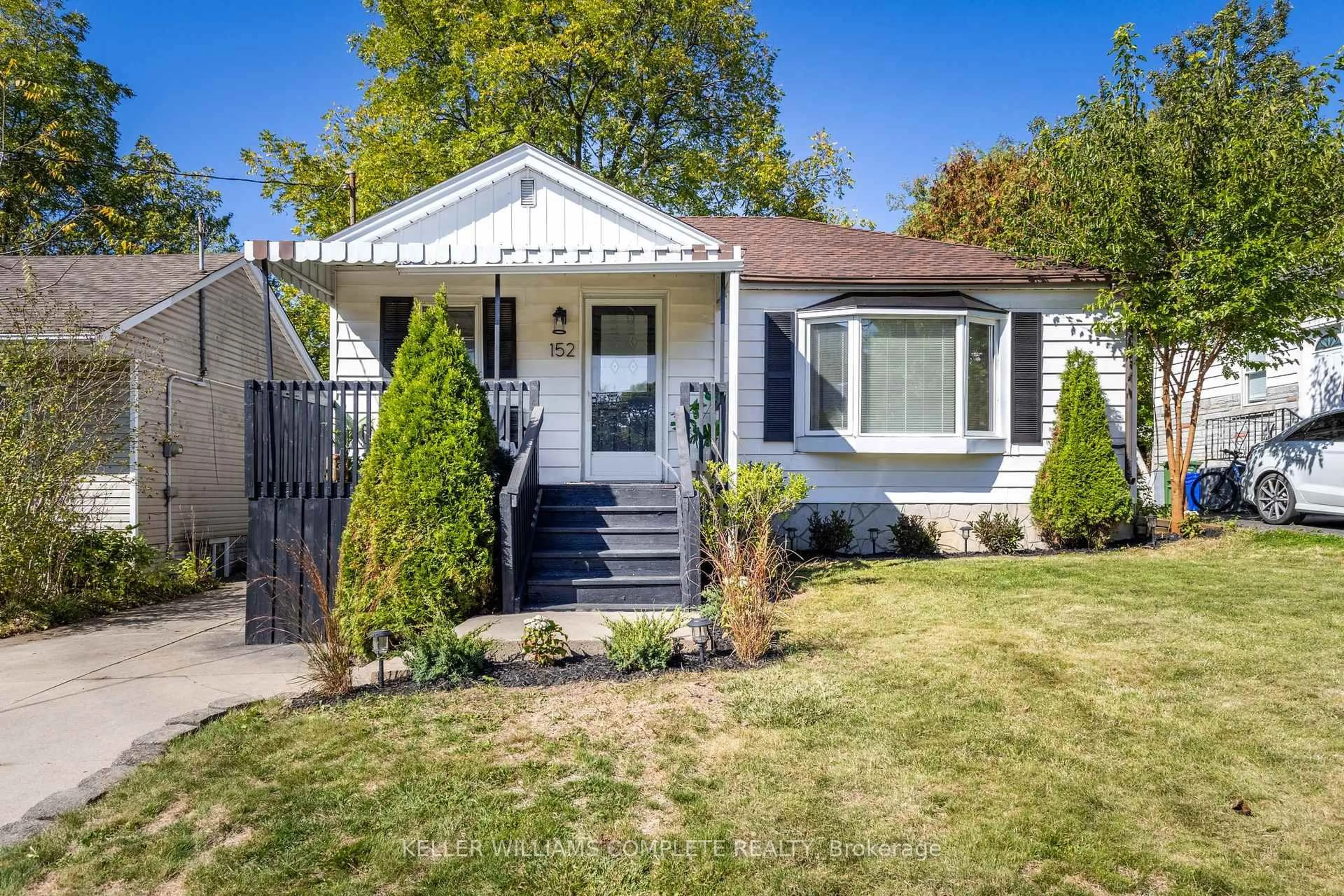 Home with vinyl exterior material, street for 152 Stroud Rd, Hamilton Ontario L8S 2A2