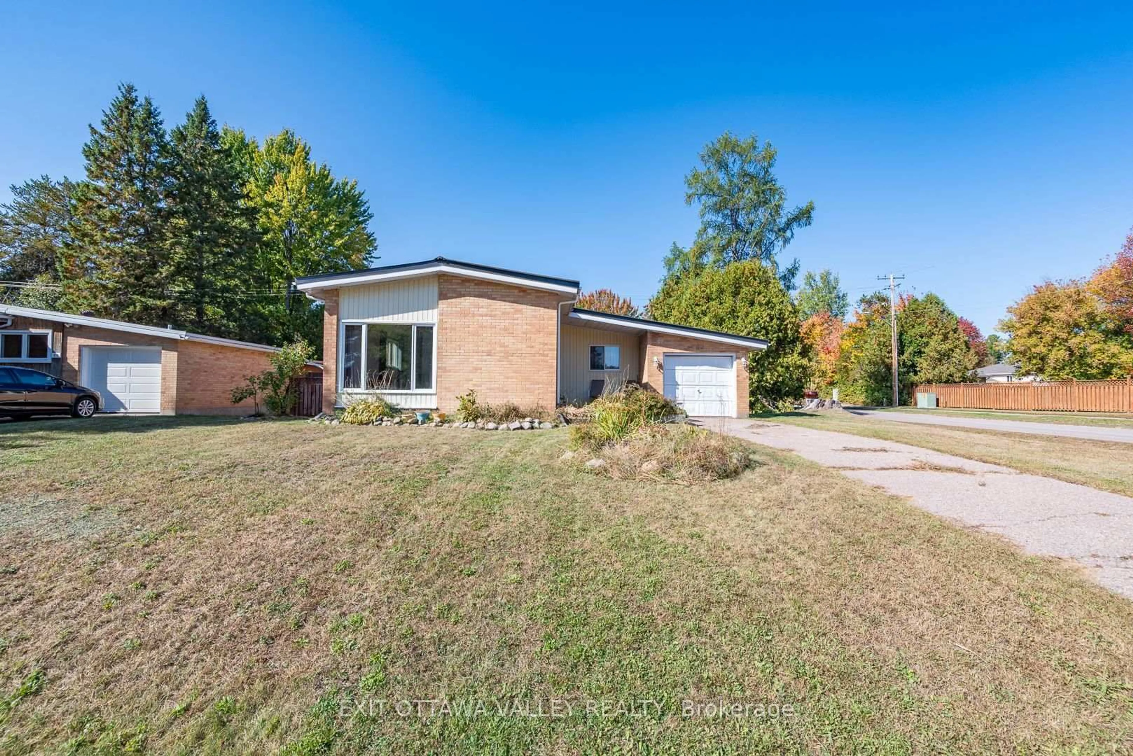 Home with brick exterior material, street for 85 Frontenac Cres, Deep River Ontario K0J 1P0