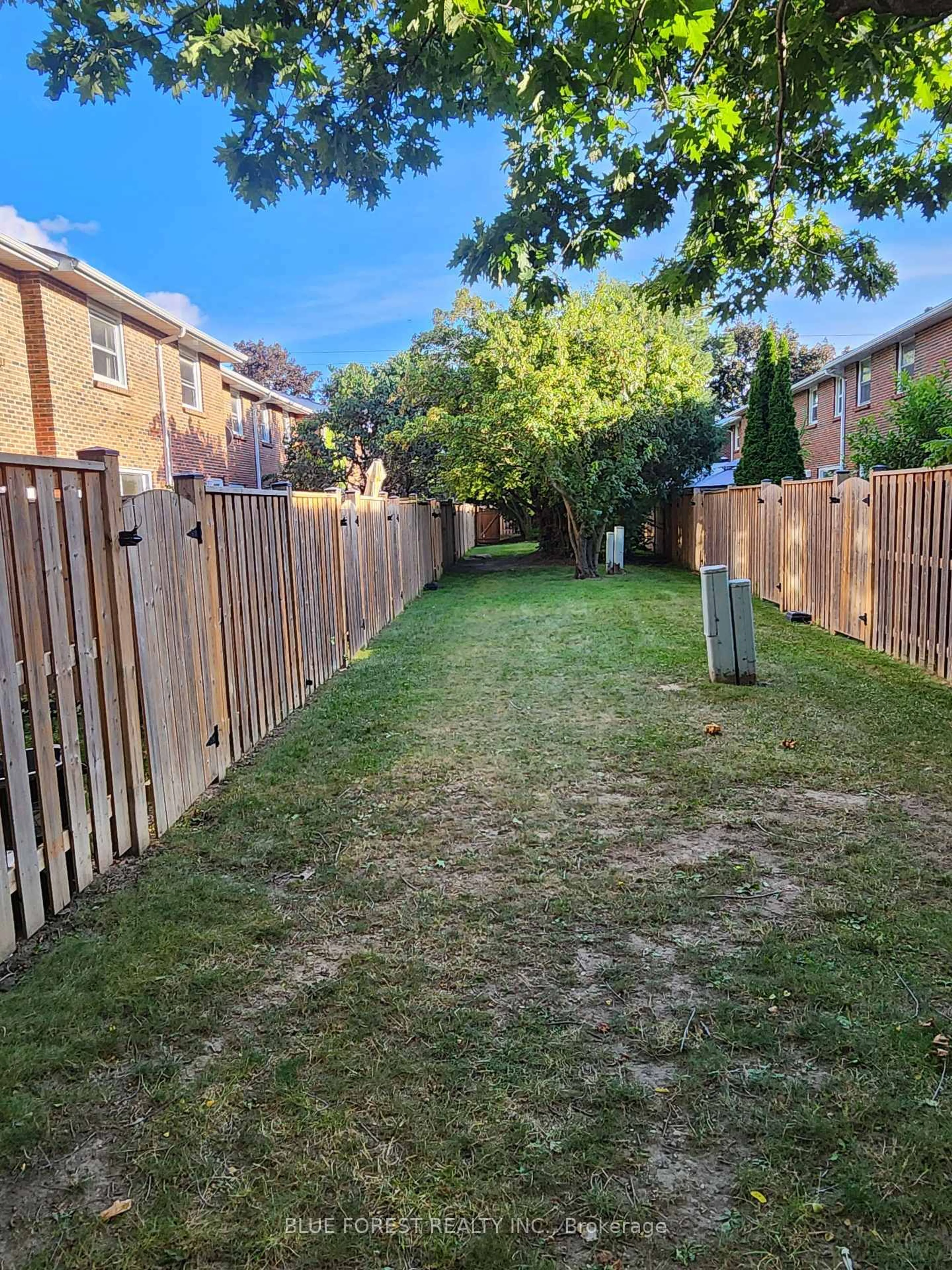 A pic from outside/outdoor area/front of a property/back of a property/a pic from drone, street for 1128 Southdale Rd #5, London South Ontario N6E 1B2