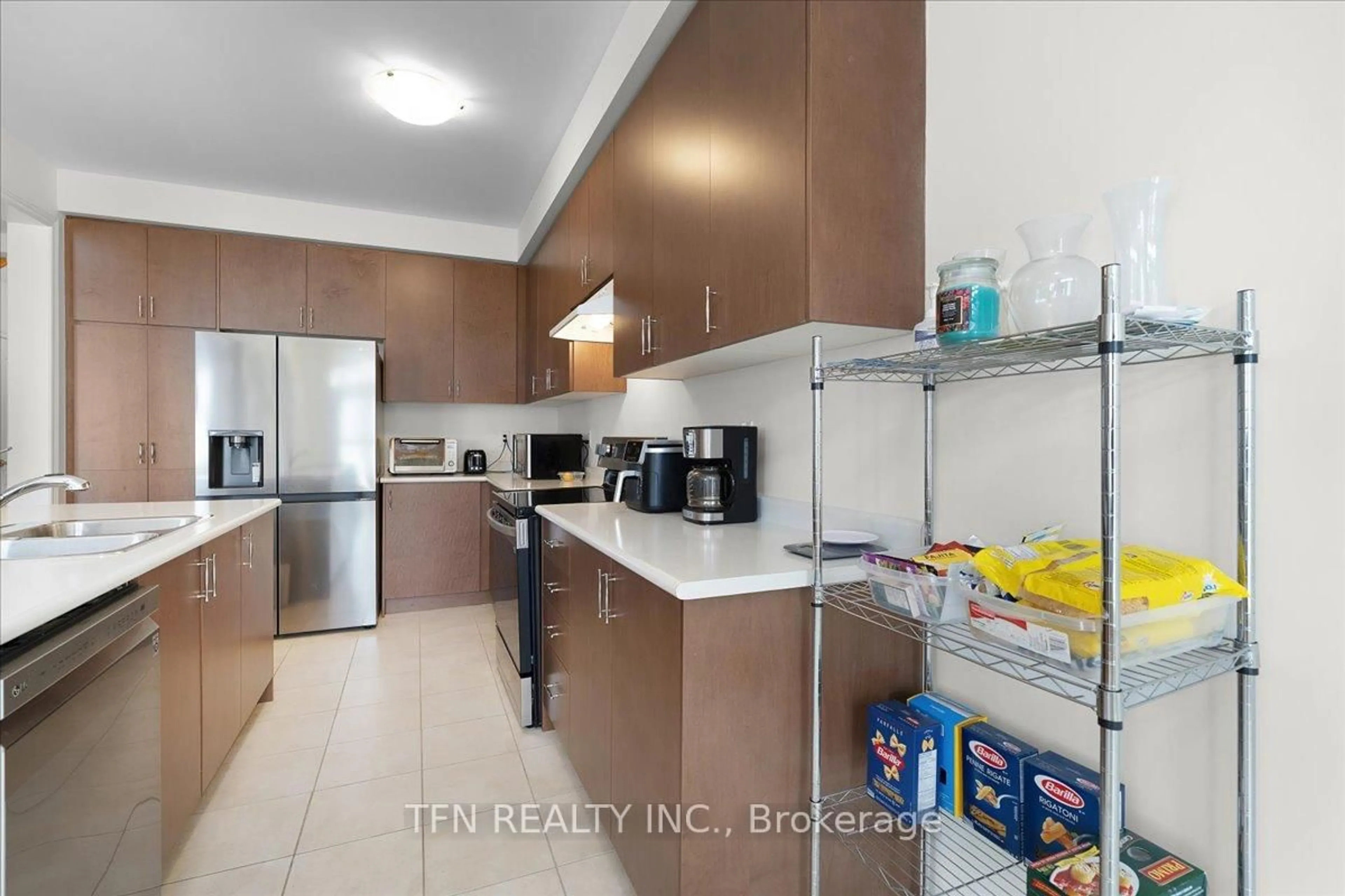 Standard kitchen, unknown for 42 Ebenezer Dr, Hamilton Ontario L8B 1Y3
