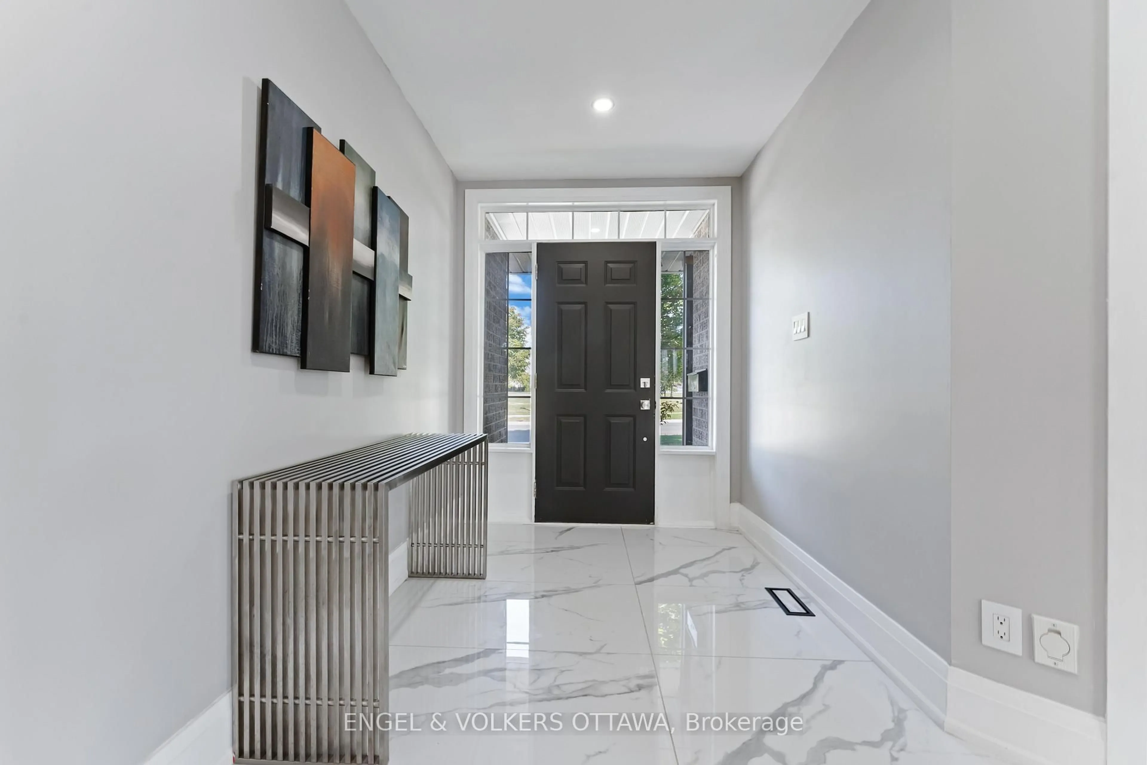 Indoor foyer for 774 Scala Ave, Ottawa Ontario K4A 4N9
