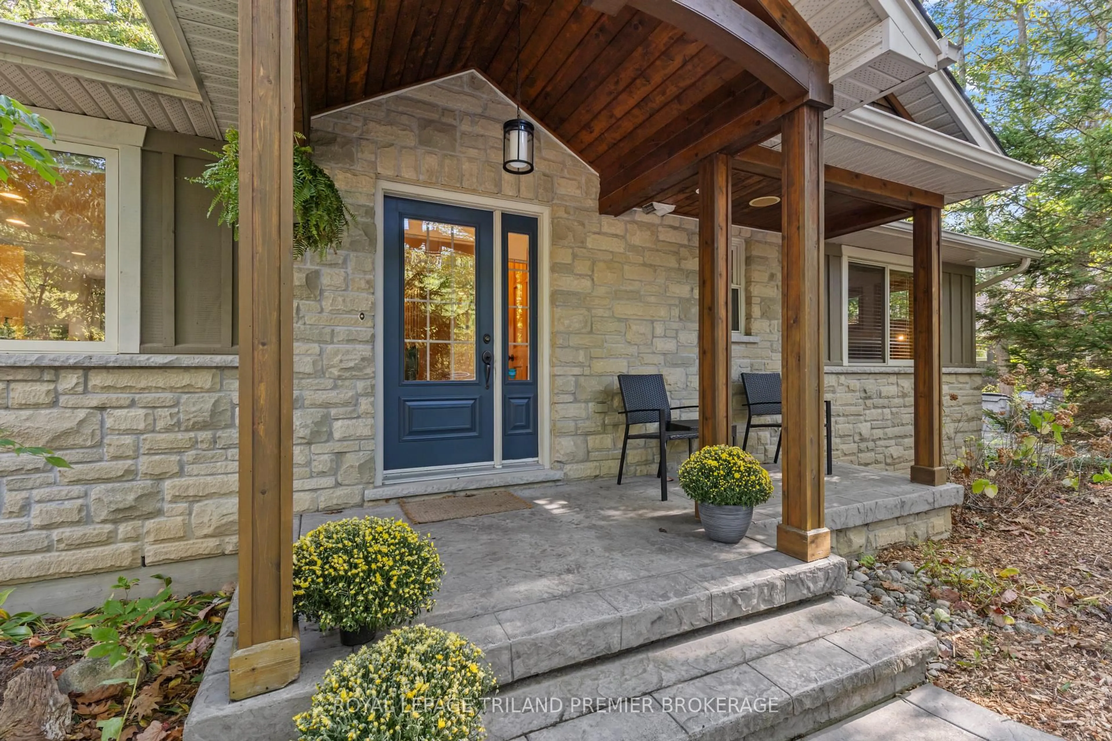 Indoor entryway for 10300 Beach O'pines Rd, Lambton Shores Ontario N0M 1T0