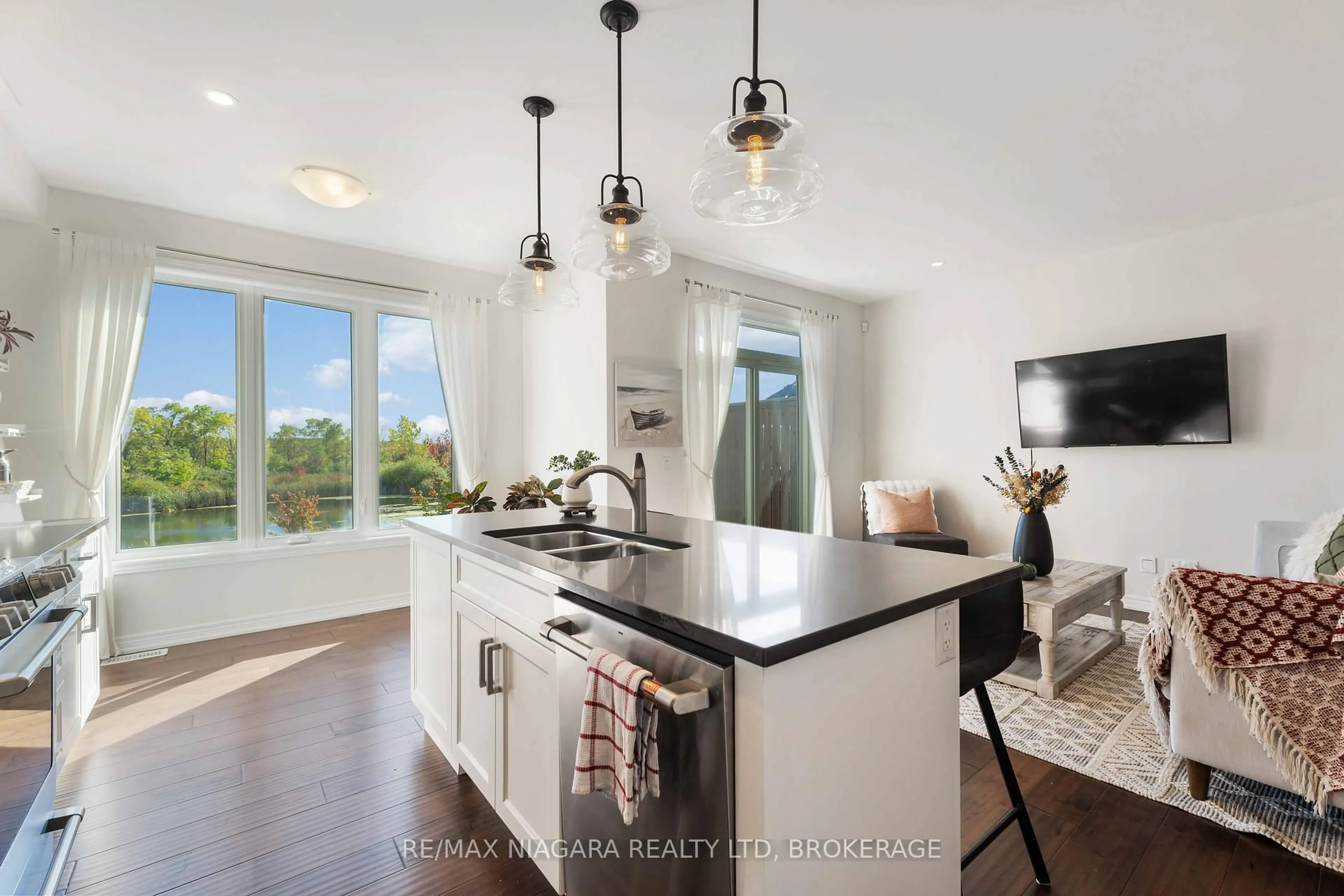 Open concept kitchen, ceramic/tile floor for 21 Lamb Cres, Thorold Ontario L2V 0G8