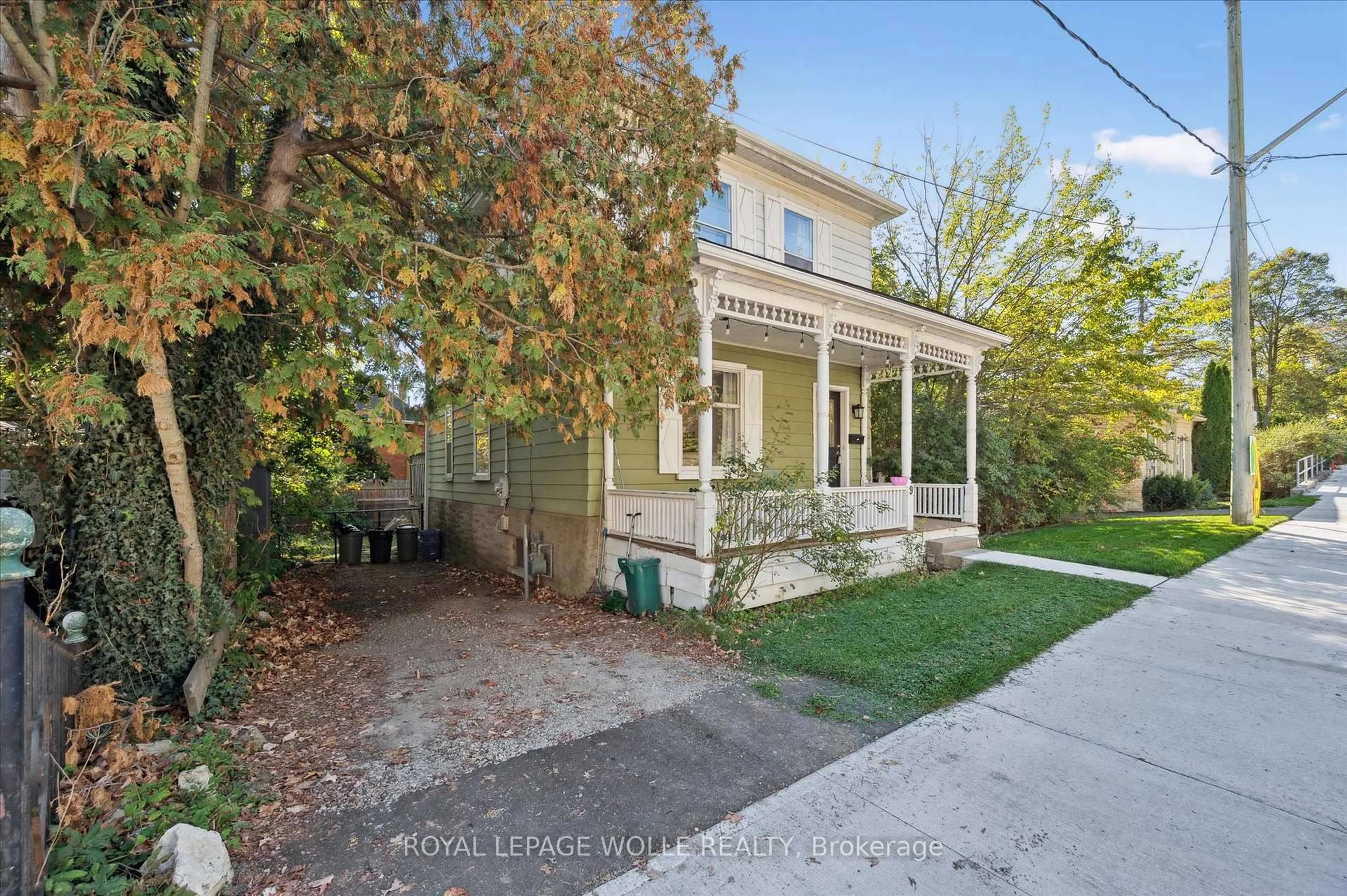 A pic from outside/outdoor area/front of a property/back of a property/a pic from drone, street for 9 Metcalfe St, Cambridge Ontario N1S 2N7