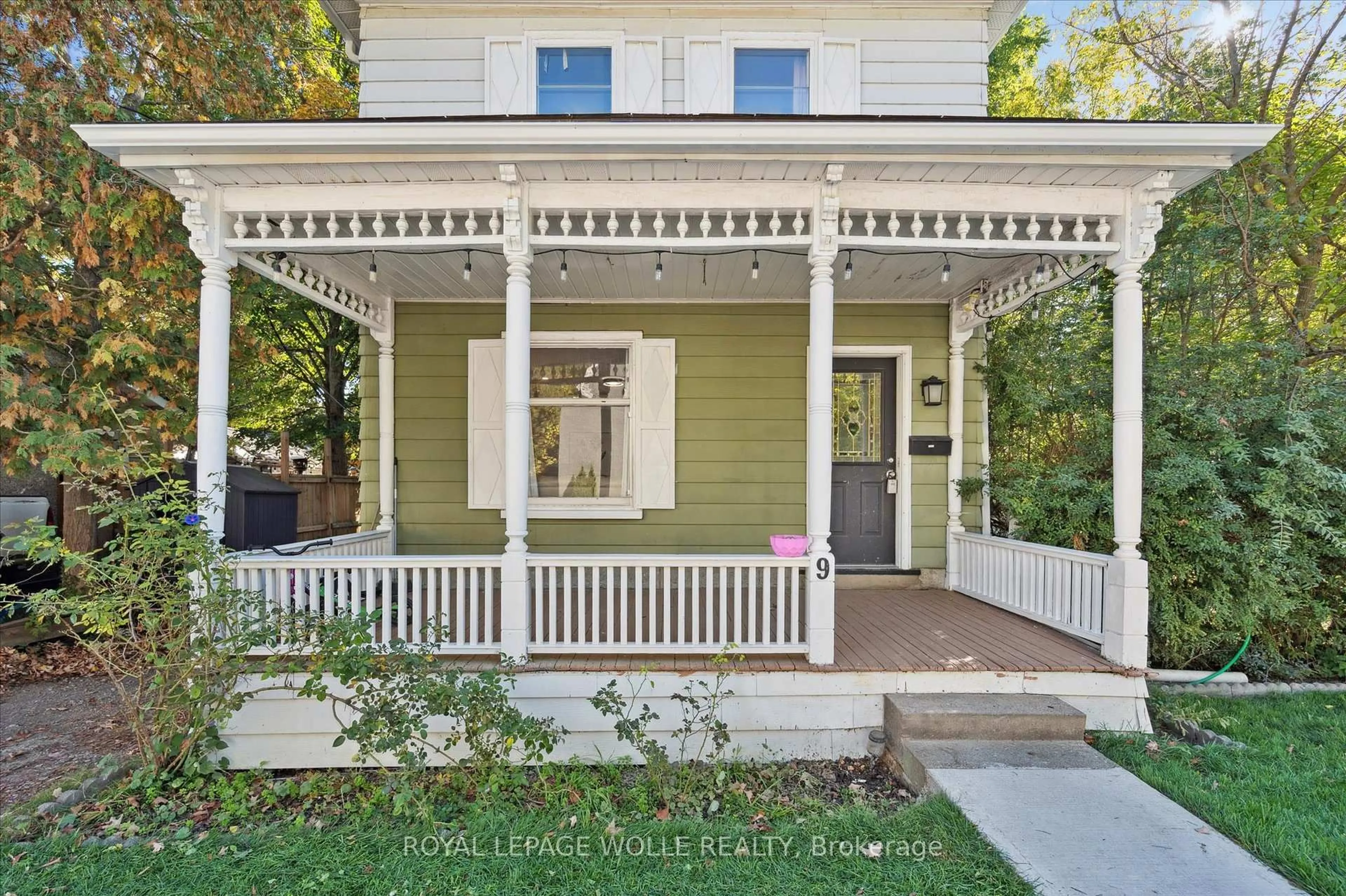 Home with vinyl exterior material, street for 9 Metcalfe St, Cambridge Ontario N1S 2N7