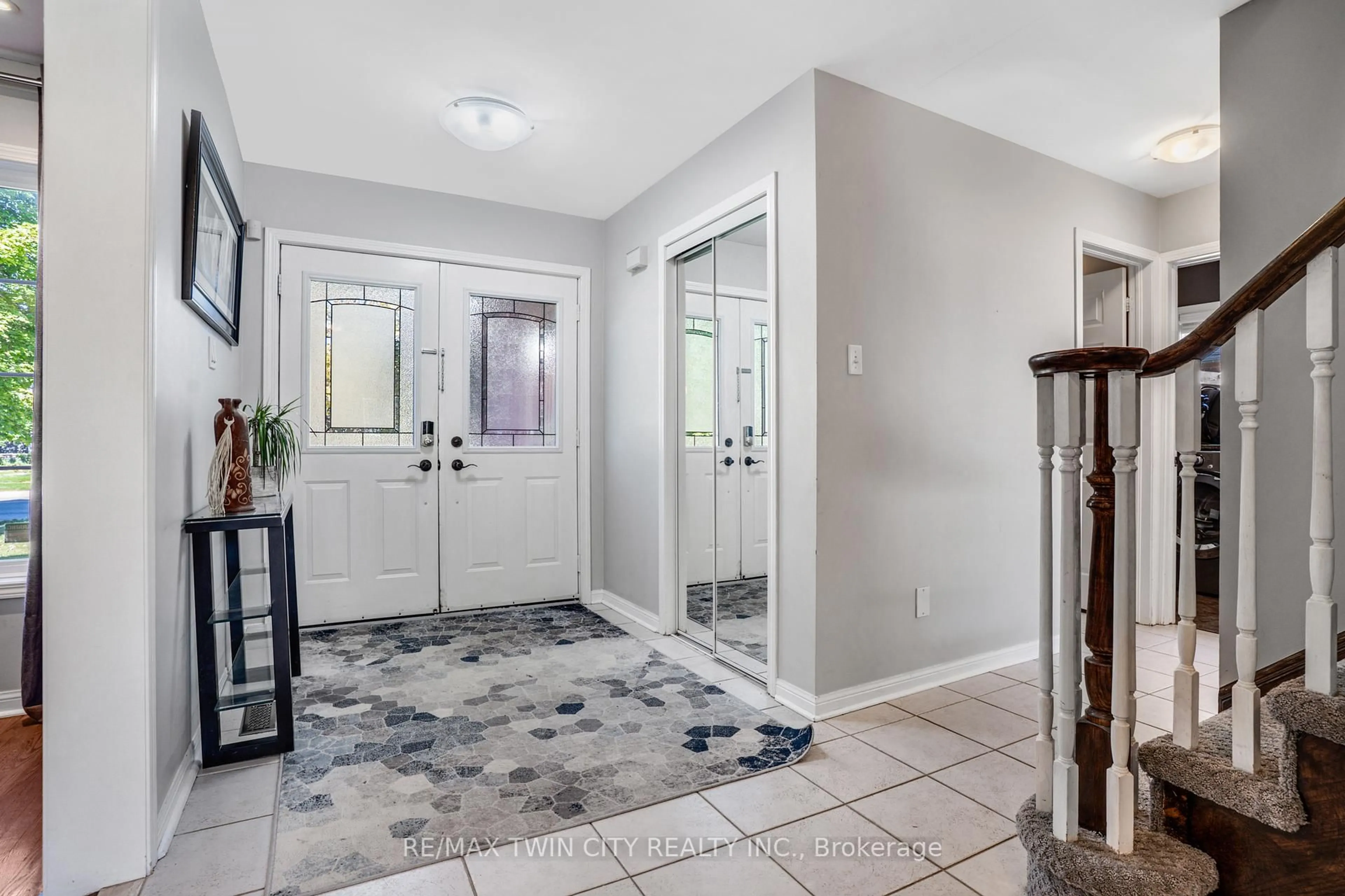 Indoor entryway for 795 Saginaw Pkwy, Cambridge Ontario N1T 1R3