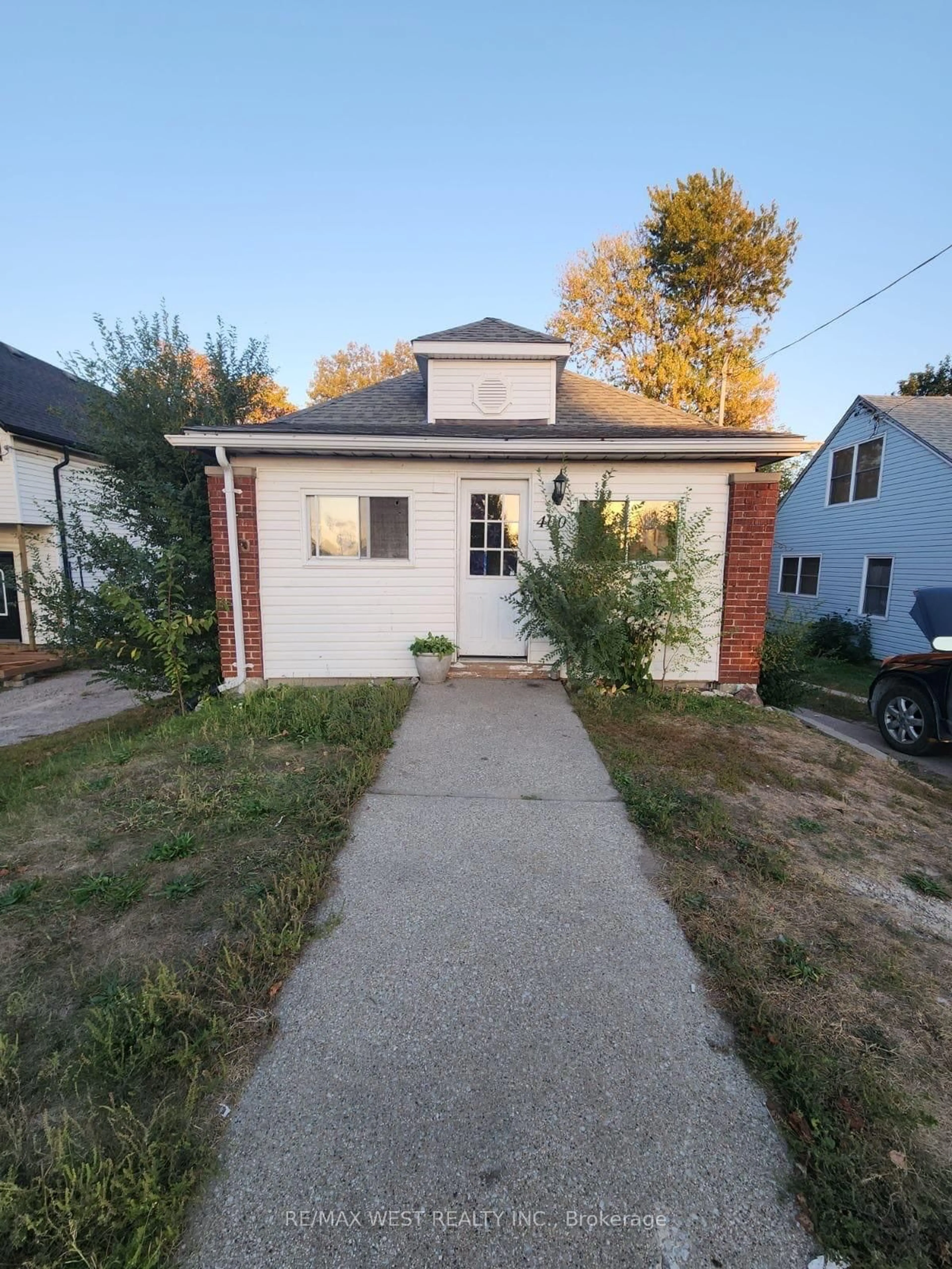 Unknown for 400 Brock St, Sarnia Ontario N7T 2X2