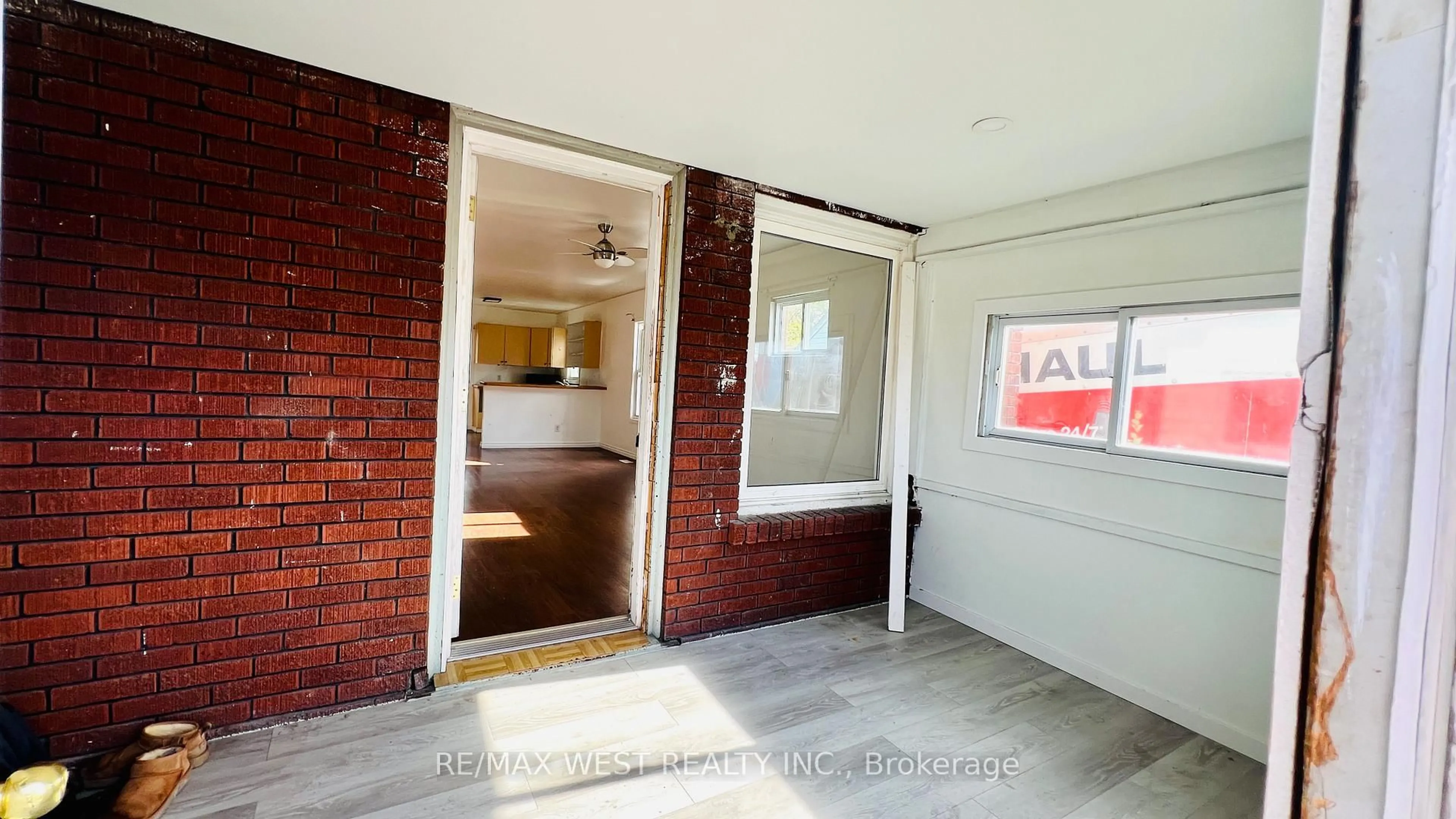 Indoor foyer for 400 Brock St, Sarnia Ontario N7T 2X2