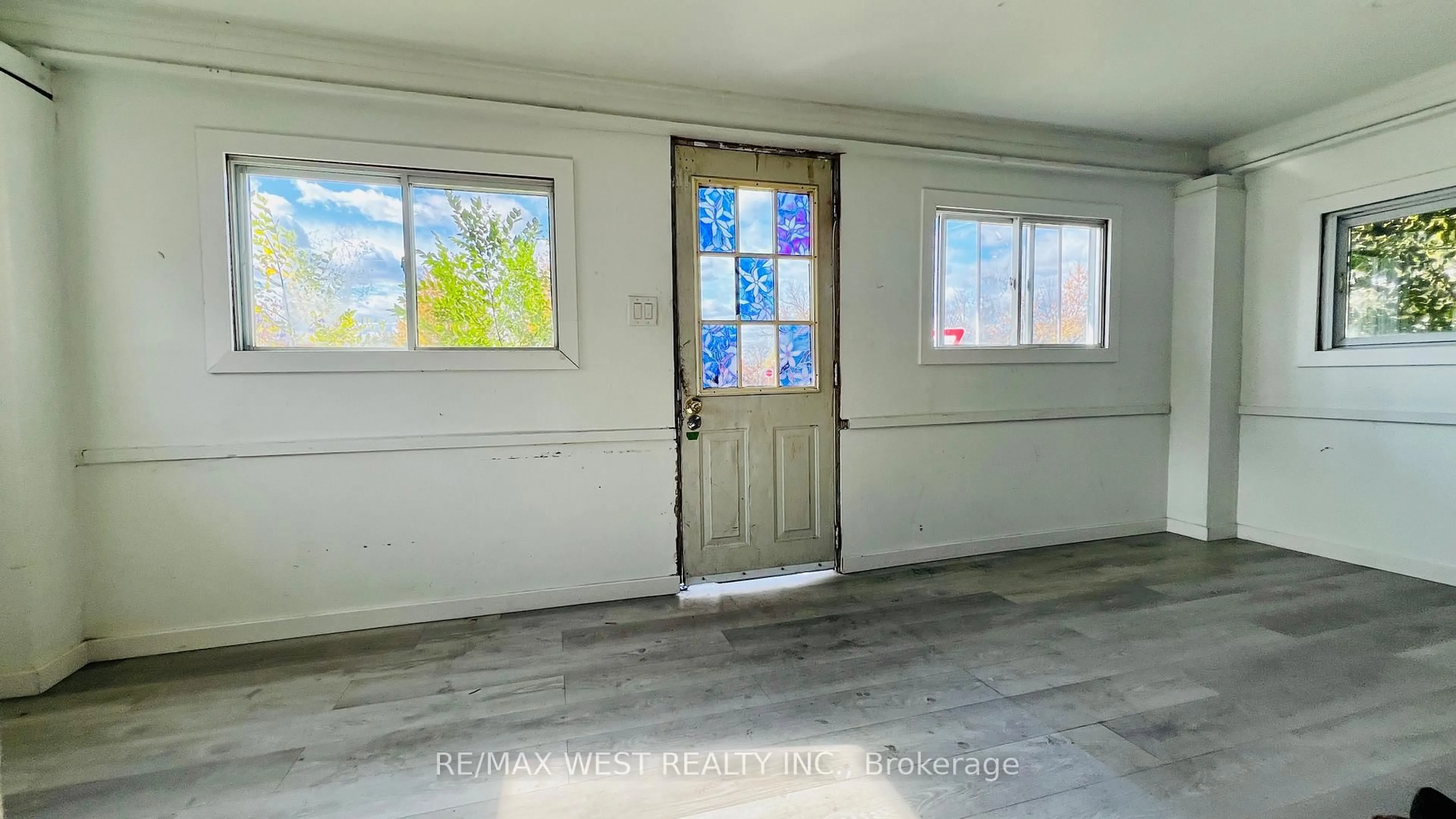 Unknown for 400 Brock St, Sarnia Ontario N7T 2X2