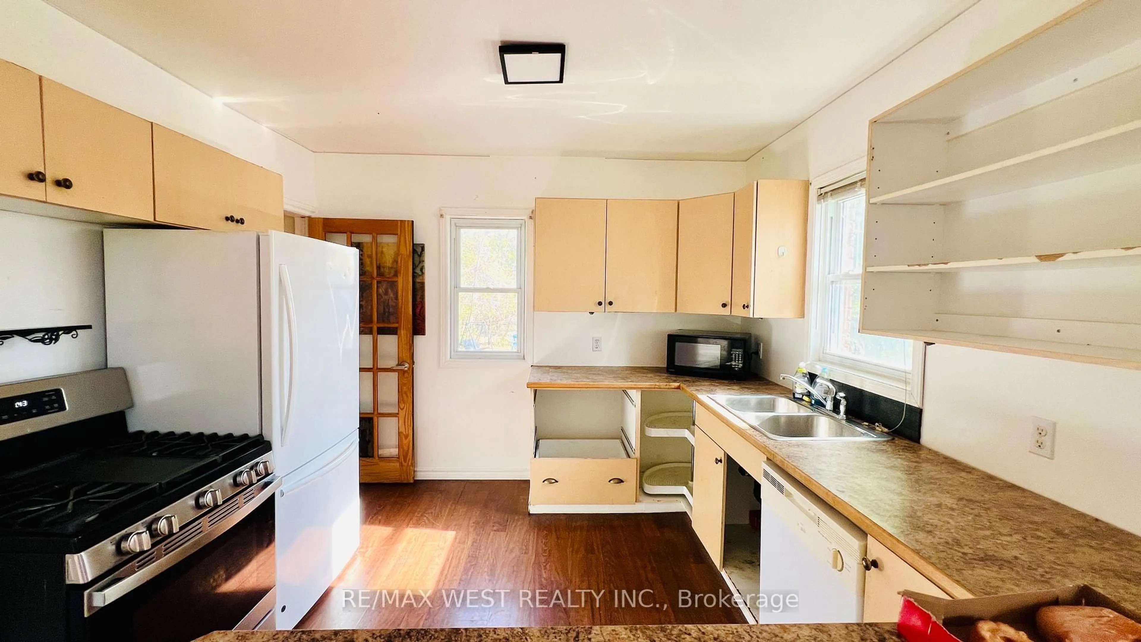 Standard kitchen, wood/laminate floor for 400 Brock St, Sarnia Ontario N7T 2X2